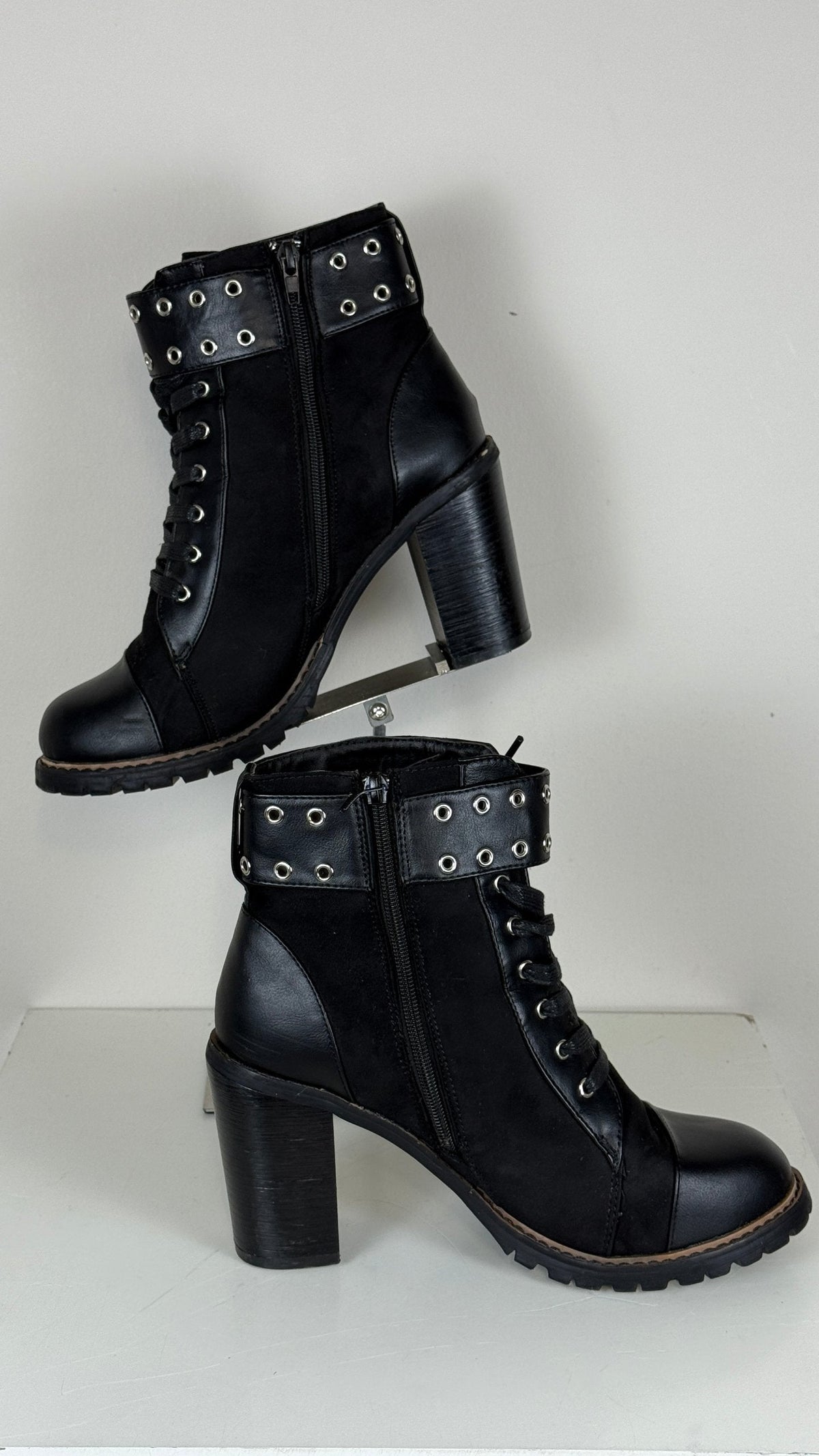 Bottines noires Miss Liberto, taille 41, avec boucle décorative, œillets, fermeture zippée latérale et talon épais.