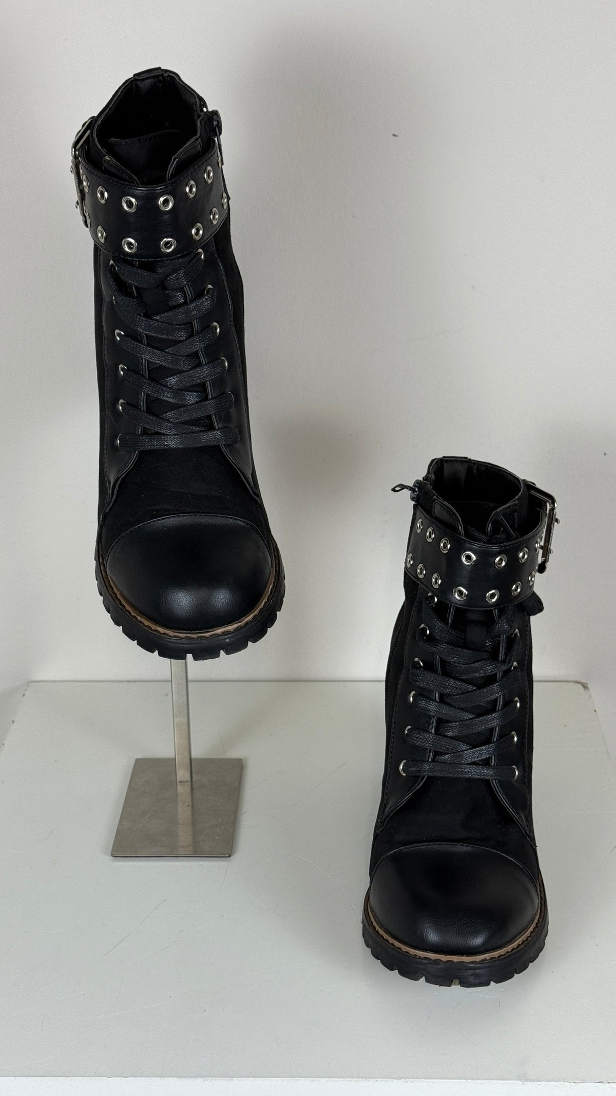 Bottines noires Miss Liberto, taille 41, avec boucle décorative, œillets, fermeture zippée latérale et talon épais.