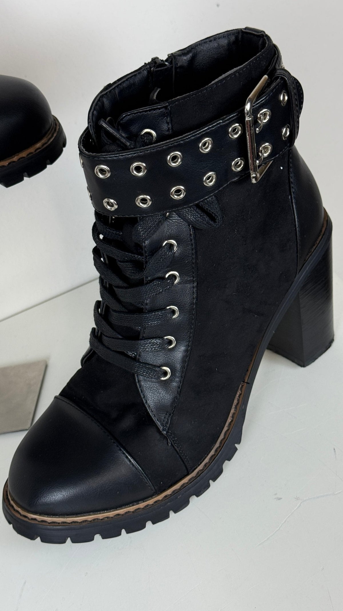 Bottines noires Miss Liberto, taille 41, avec boucle décorative, œillets, fermeture zippée latérale et talon épais.