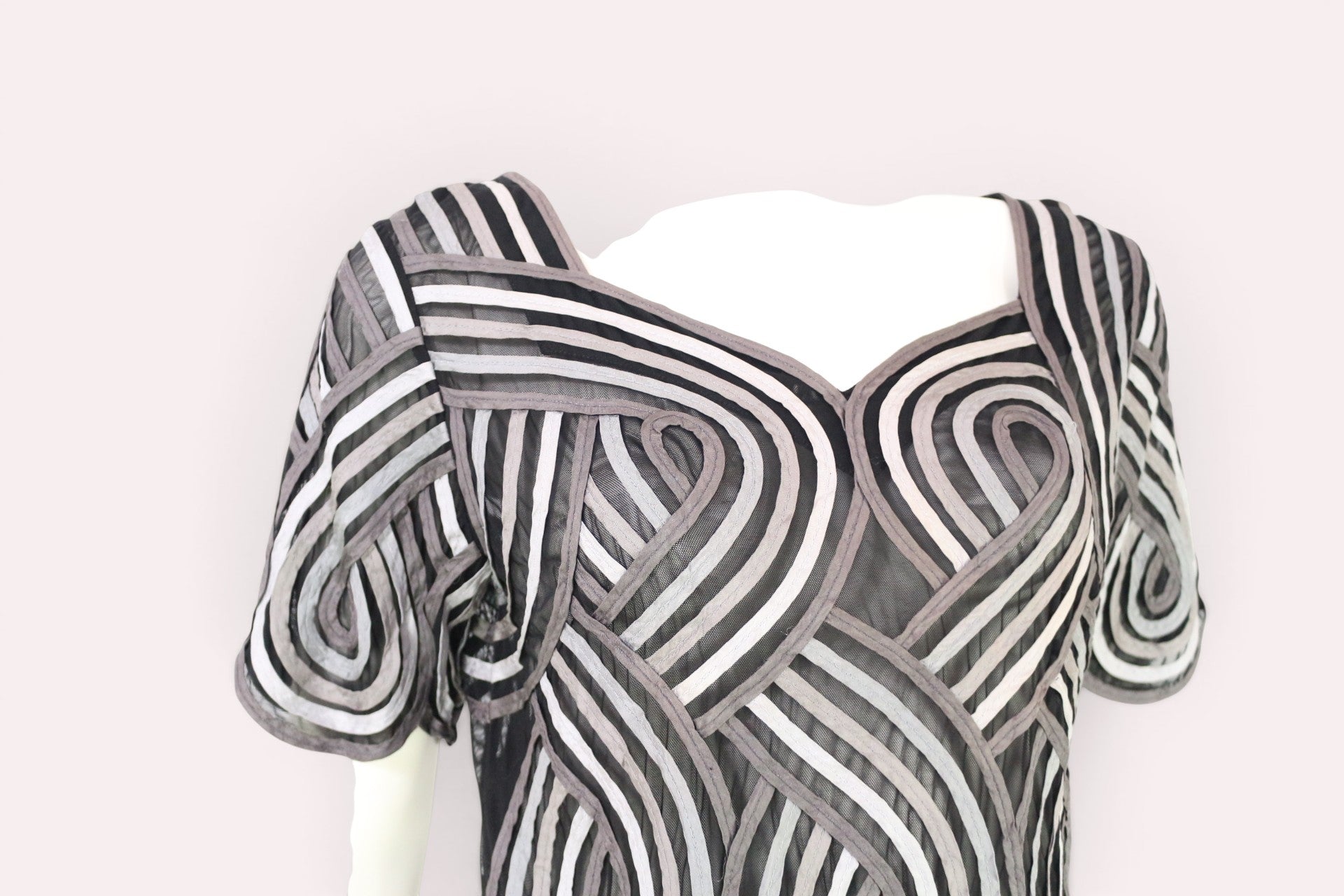 Top graphique noir gris effet rubans transparents femme 3