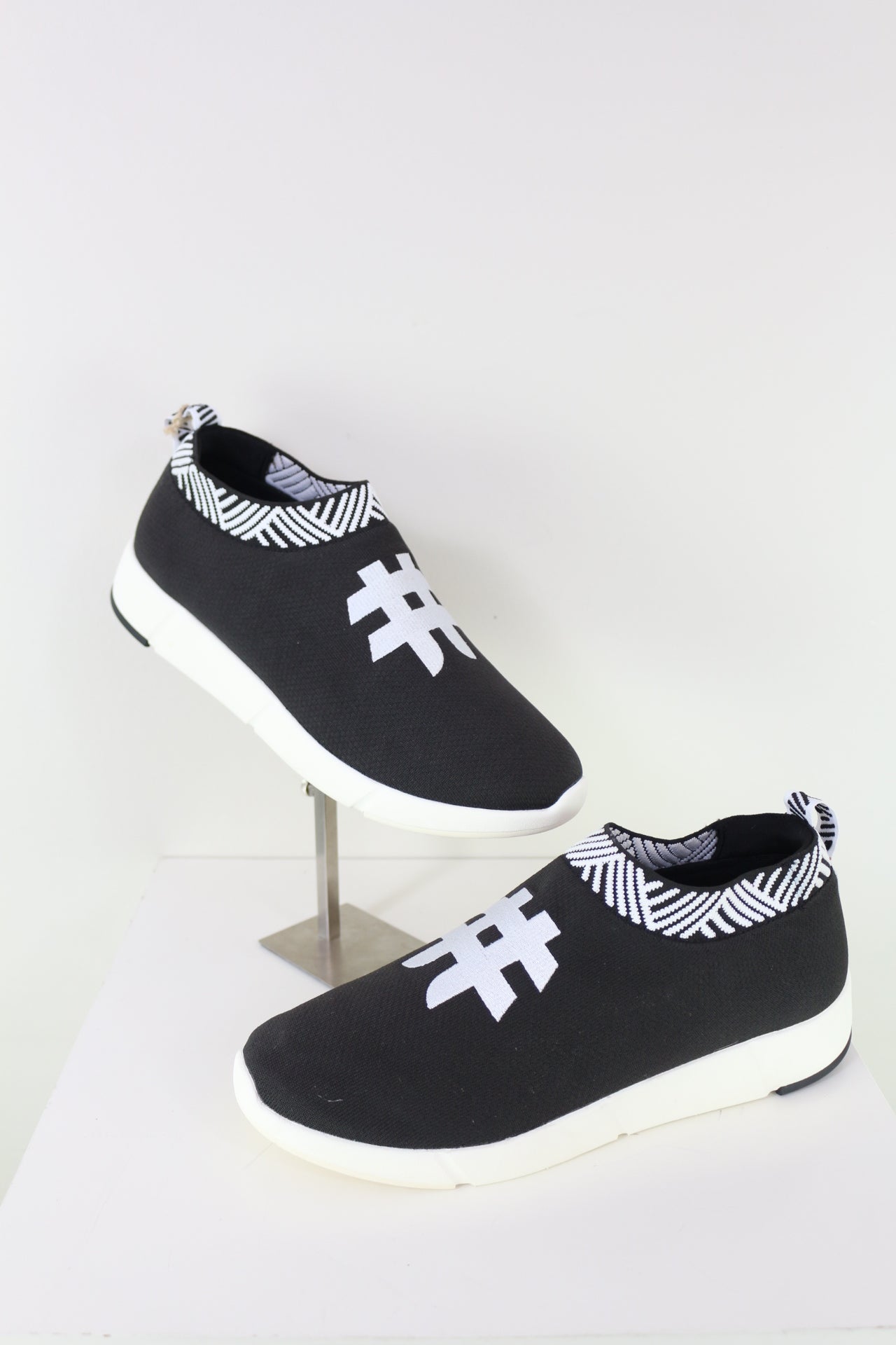 Rens Baskets Slip-On Femme Noires & Blanches Maille Stretch Confort