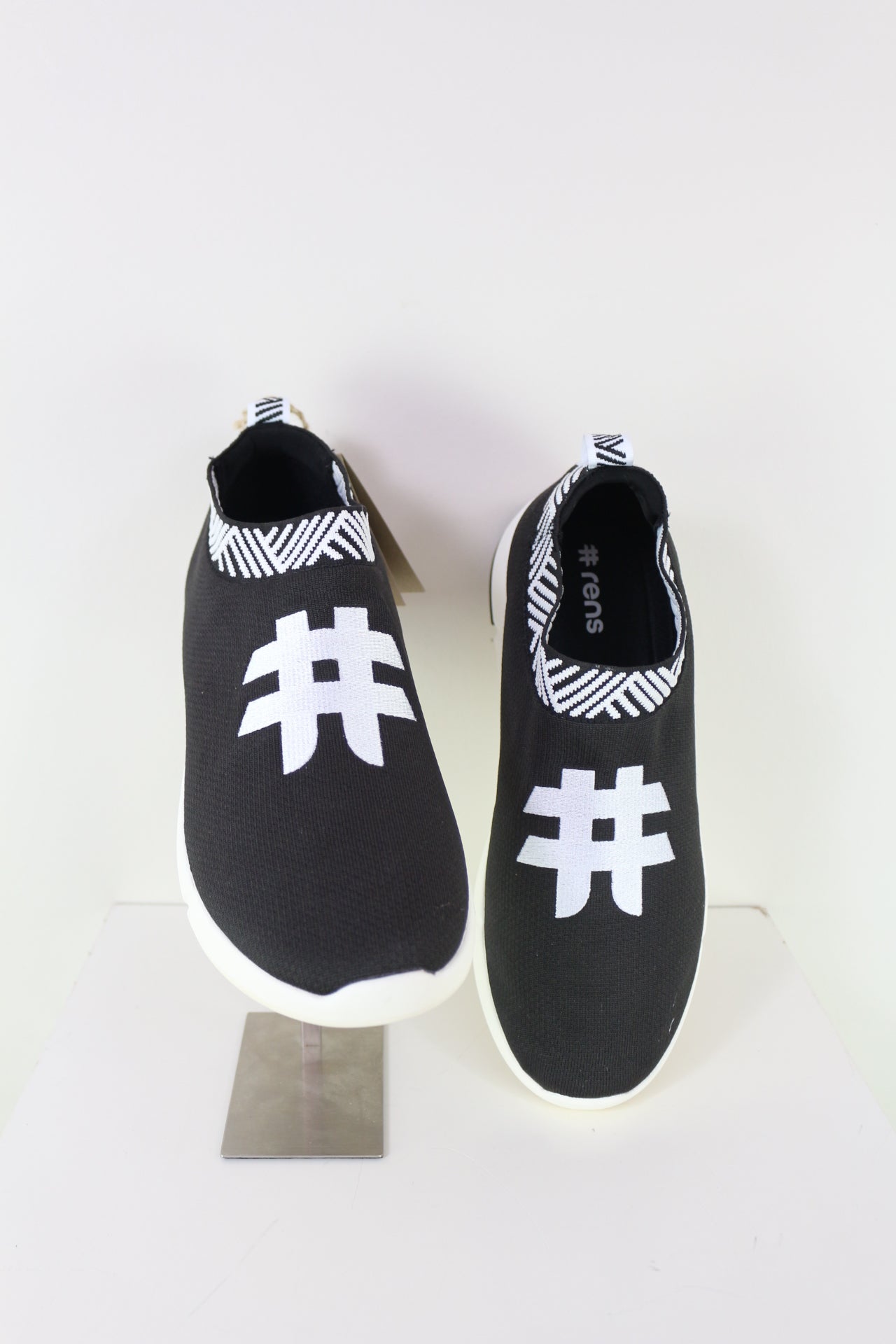 Rens Baskets Slip-On Femme Noires & Blanches Maille Stretch Confort
