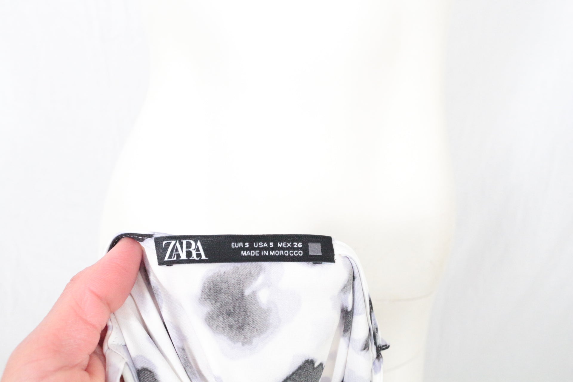 Robe midi Zara imprimé léopard abstrait satinée blanche noire T36 S 10
