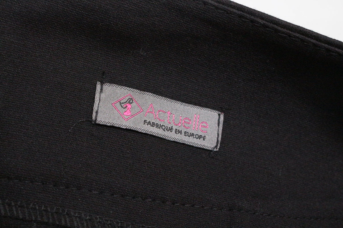 Étiquette de marque Actuelle sur jupe courte noire Frippindealz en viscose et polyamide