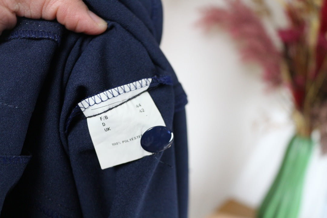 Étiquette de composition 100% polyester et taille 44 de la veste sans manche marine Frippindealz