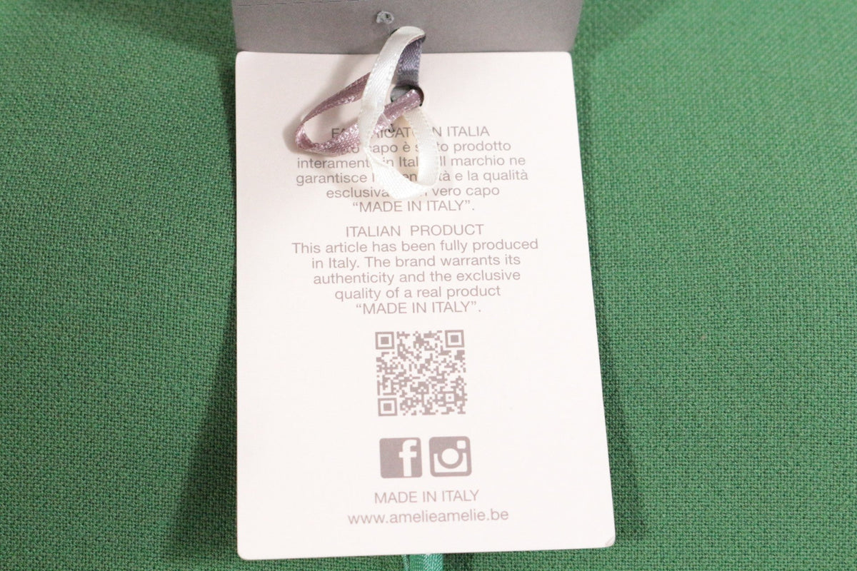 Étiquette de marque Frippindealz sur manteau vert Amelie & Amelie avec mention Made in Italy et code QR