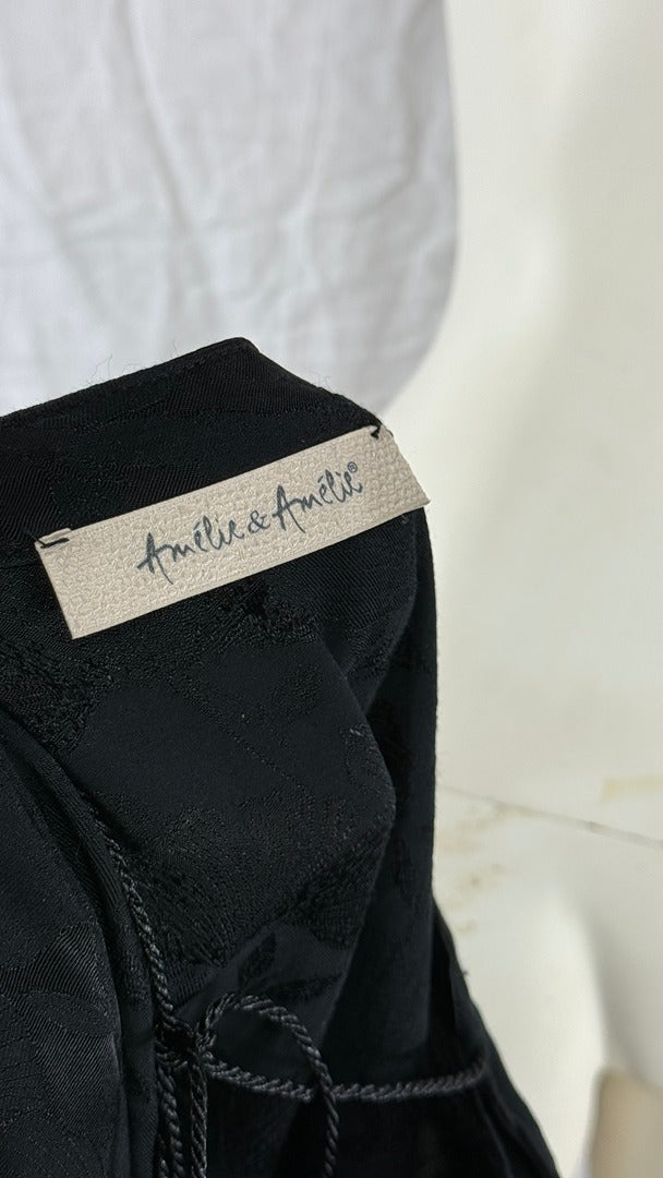 Étiquette de marque Amélie & Amélie sur une robe noire en viscose Frippindealz