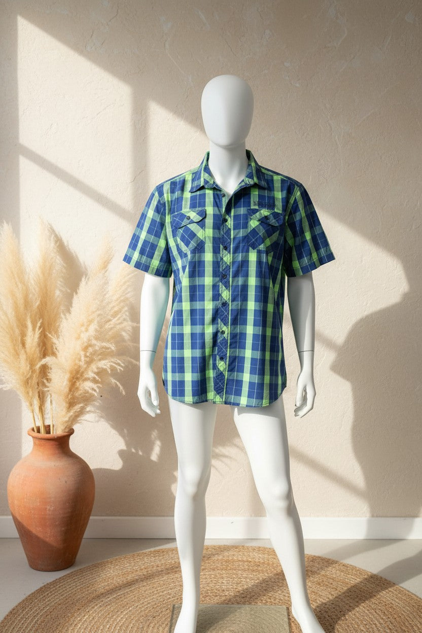 Chemise Frippindealz Angelo Litrico à carreaux bleus et verts, manches courtes, en coton et polyester sur mannequin
