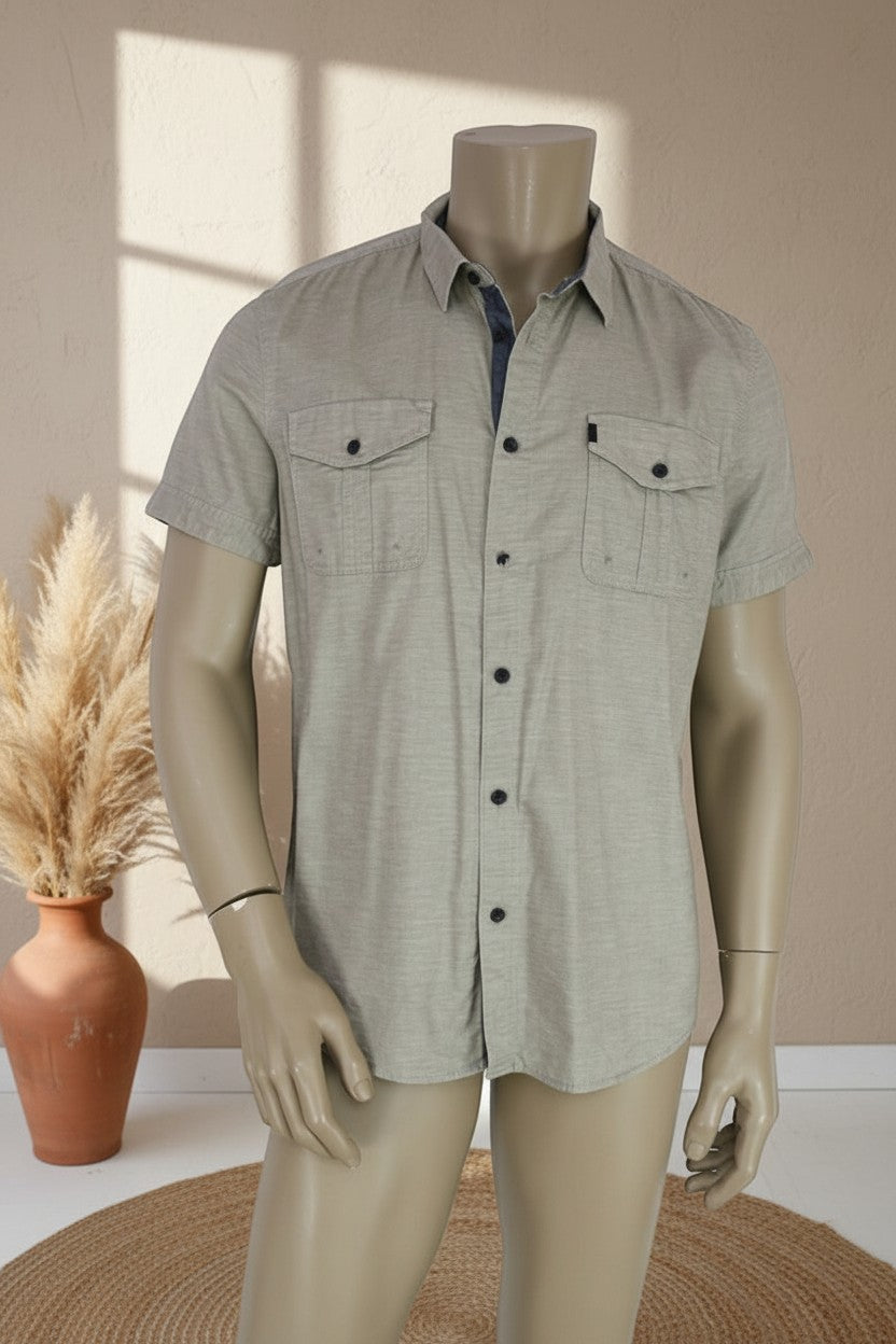 Chemise Frippindealz Angelo Litrico en coton crème à manches courtes, col classique et poches poitrine boutonnées
