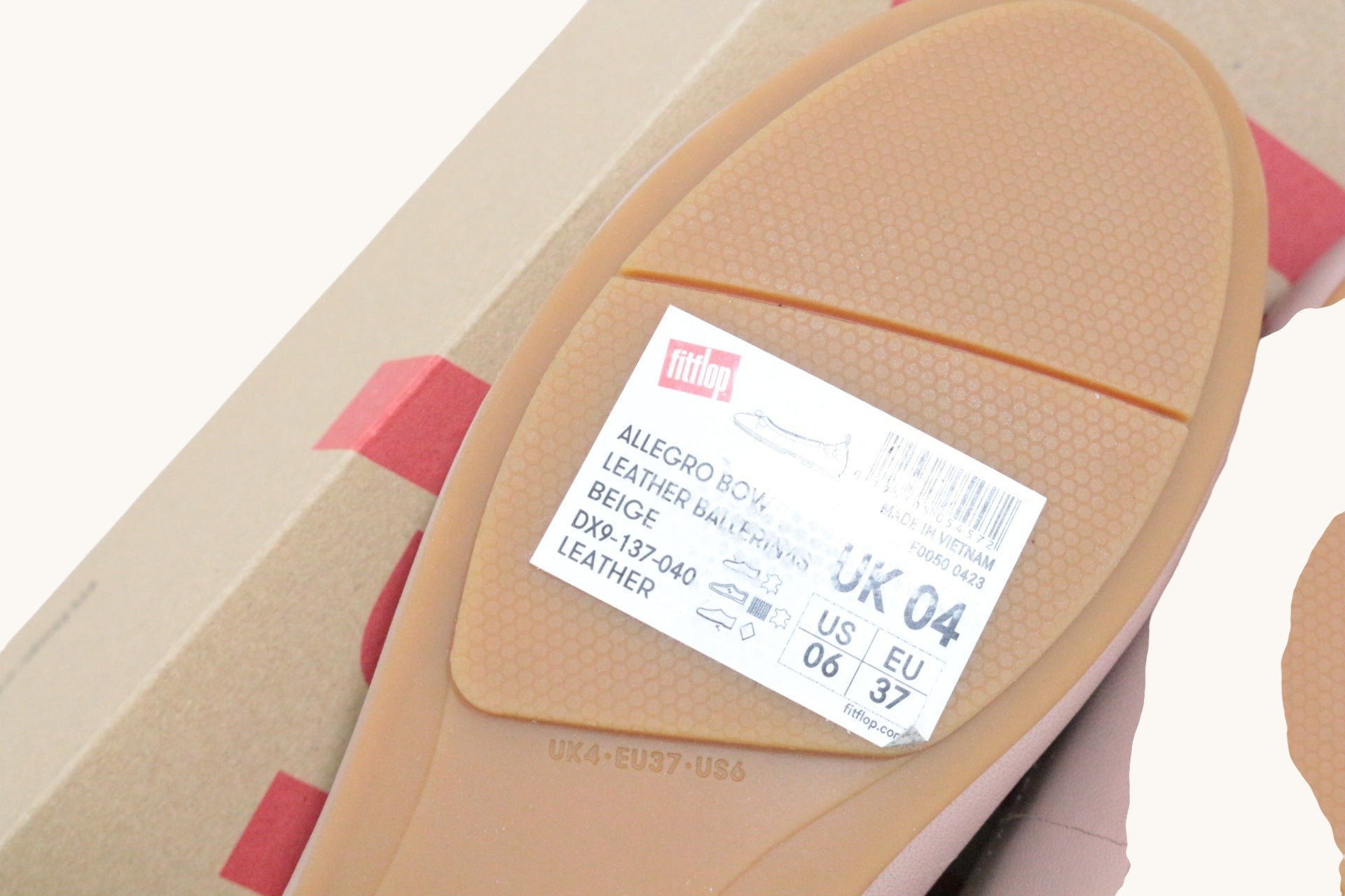 Semelle extérieure en gomme beige de ballerine Frippindealz FitFlop avec étiquette de taille et détails techniques