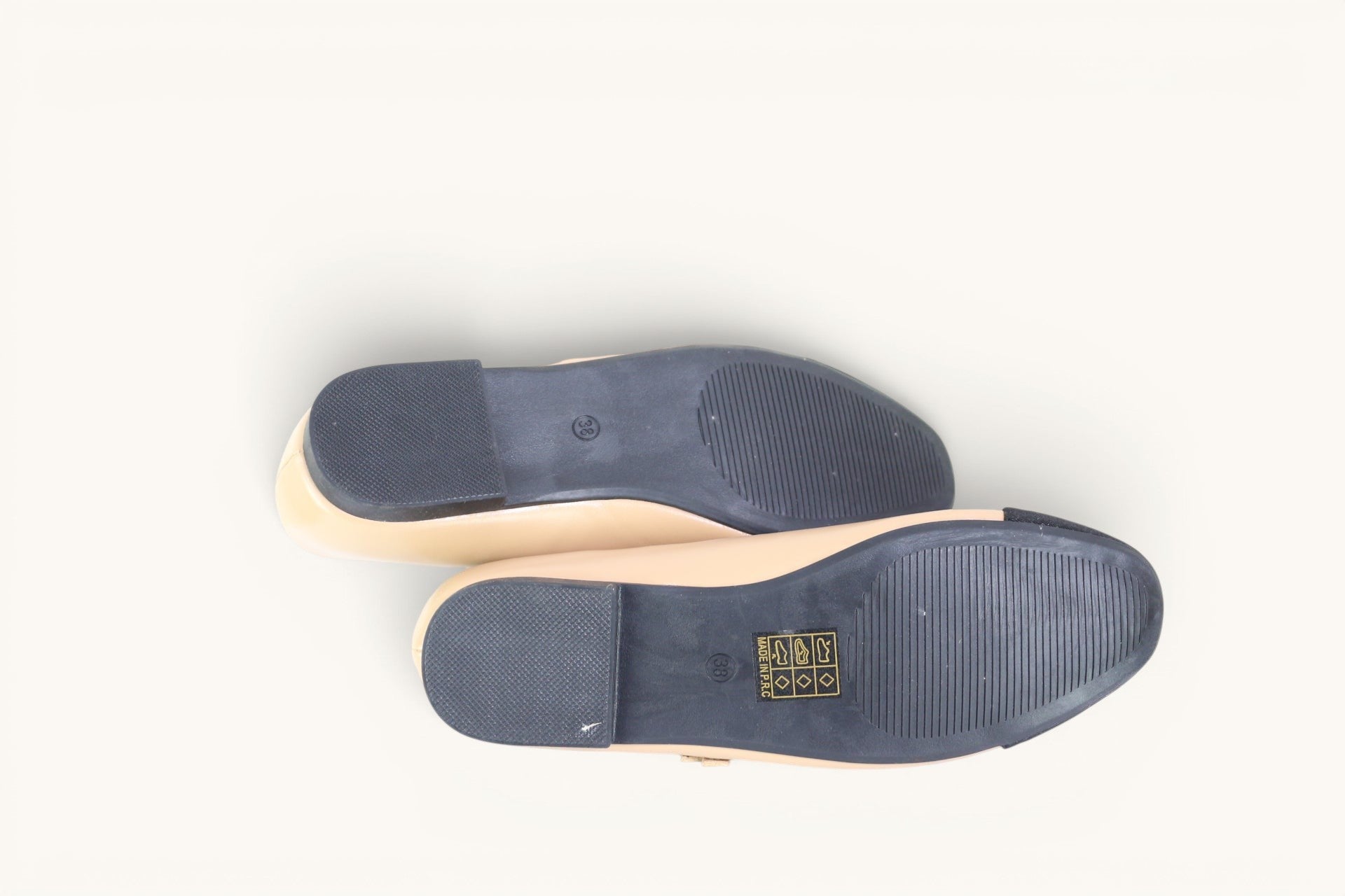 Semelles plates noires des ballerines bicolores Frippindealz Findlay en cuir synthétique beige et noir