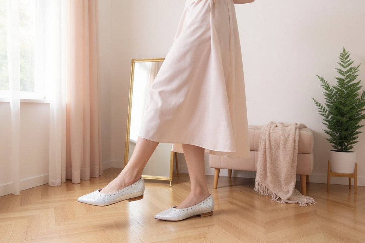 Ballerines Frippindealz Malefic en cuir blanc pailleté avec bout pointu et détails cloutés portées par une femme