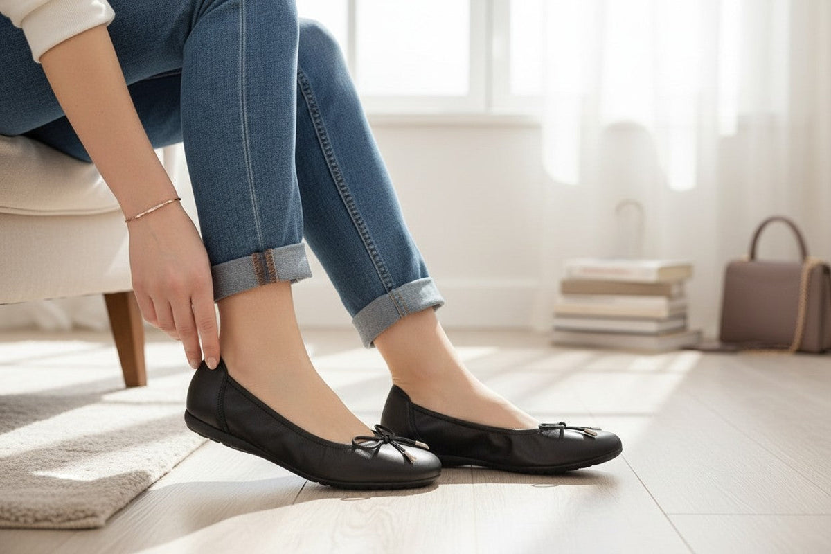 Ballerines Frippindealz SABRINAS en cuir noir avec nœud décoratif portées avec un jean bleu