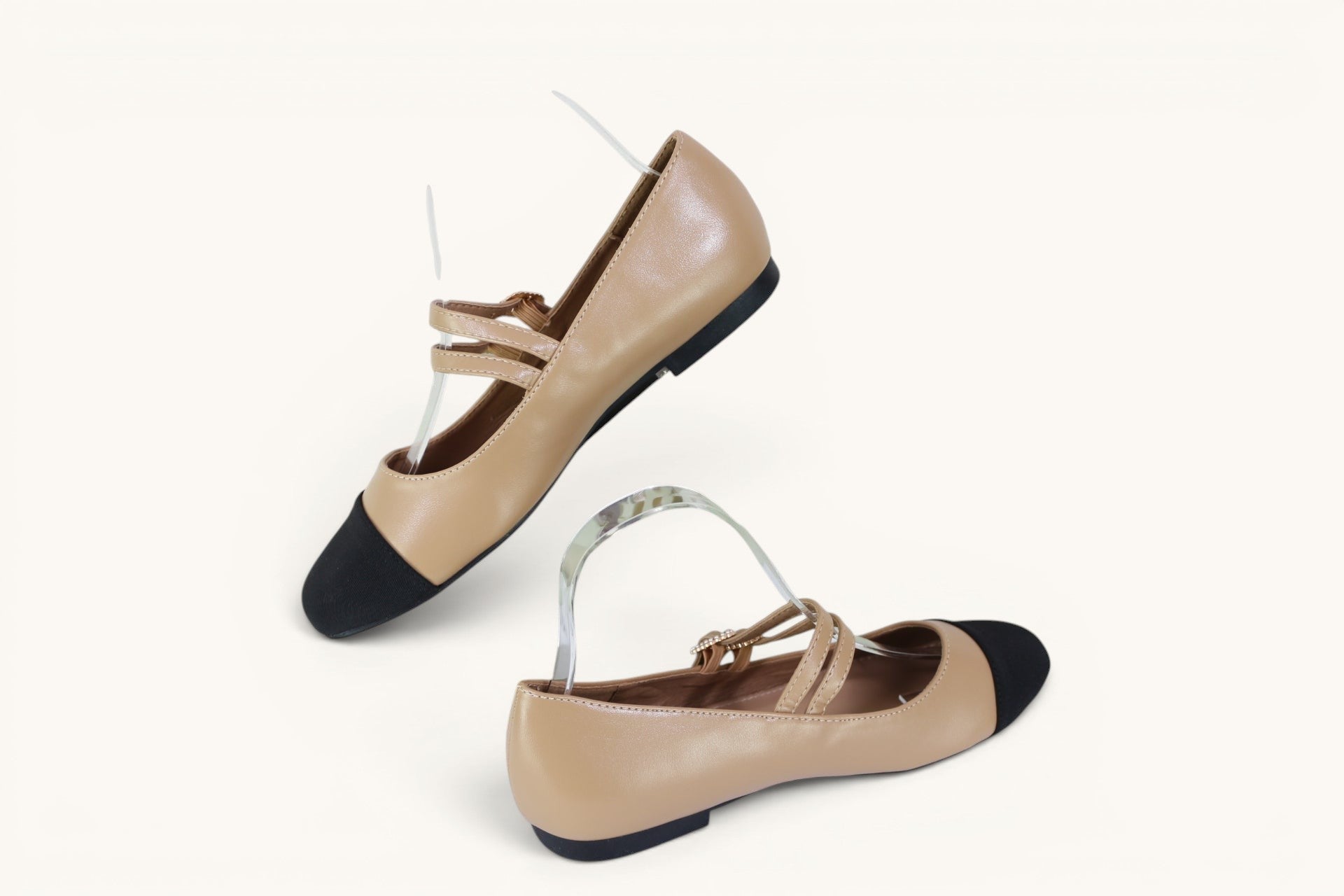 Ballerines Frippindealz Findlay bicolores beige et noir avec doubles brides ornées de bijoux, style chic et classique.