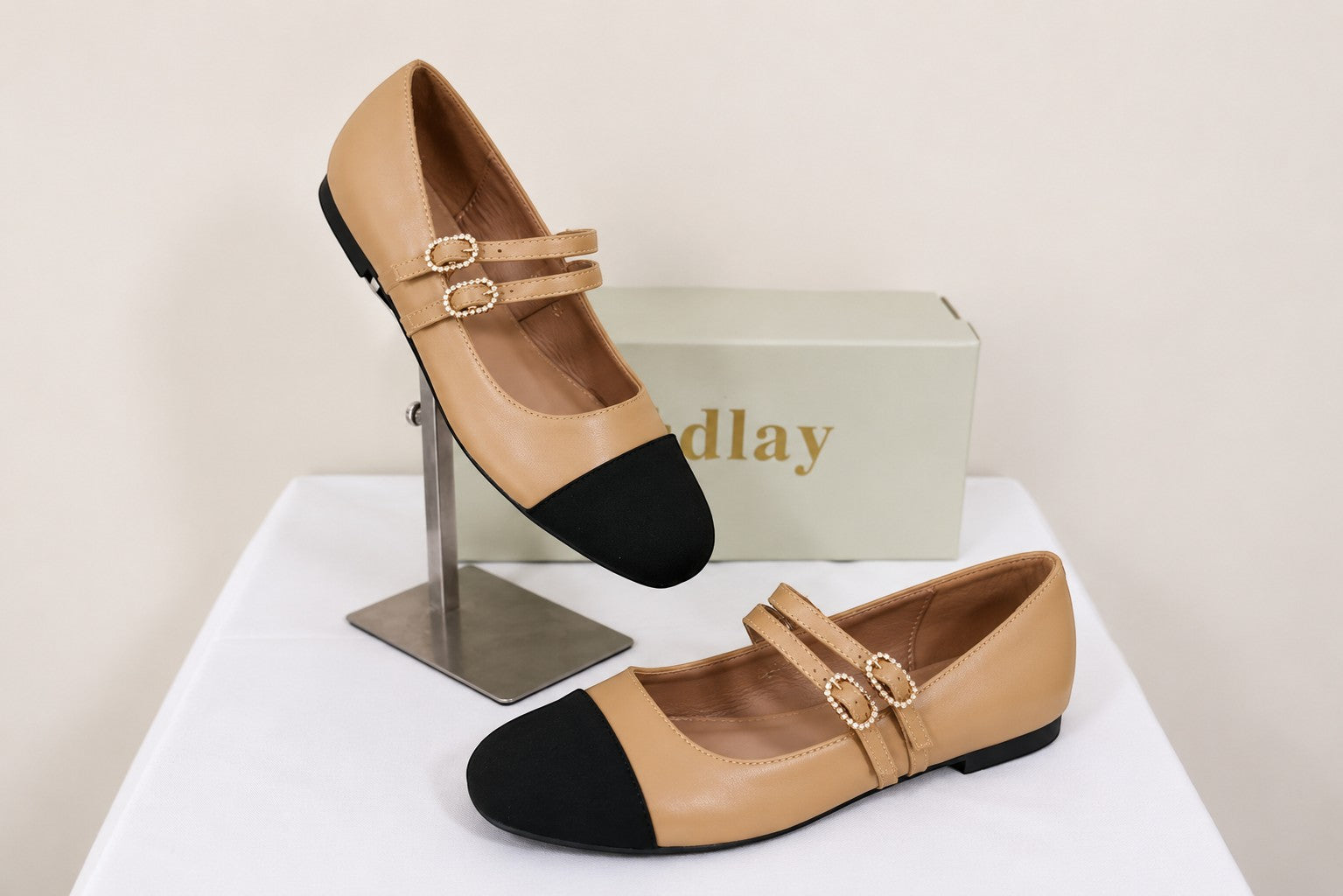 Ballerines Frippindealz Findlay bicolores beige et noir avec doubles brides ornées de boucles bijoux