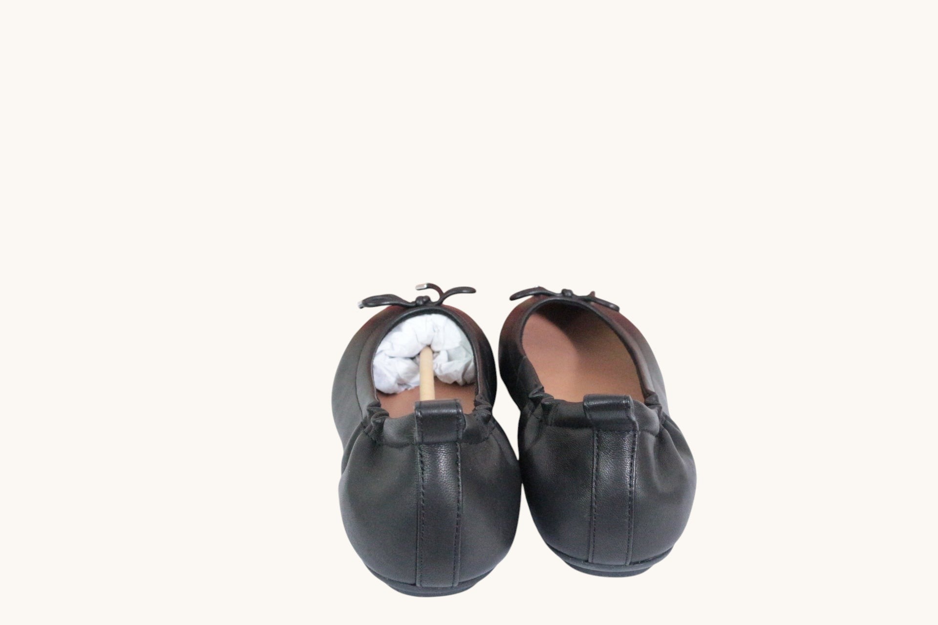 Ballerines FitFlop Frippindealz en cuir noir souple avec nœud décoratif et technologie Dynamicush pour un confort optimal