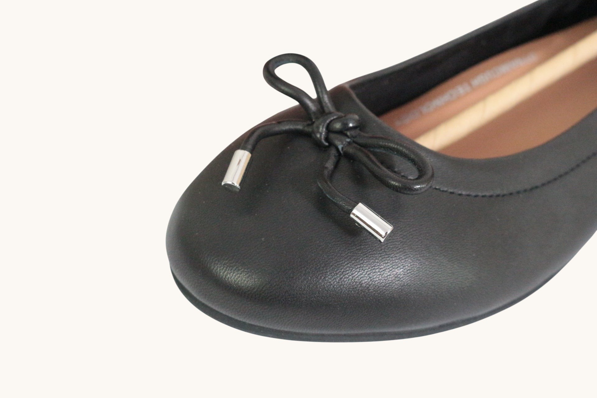 Ballerines Frippindealz FitFlop en cuir noir souple avec nœud décoratif et embouts métallisés, technologie Dynamicush
