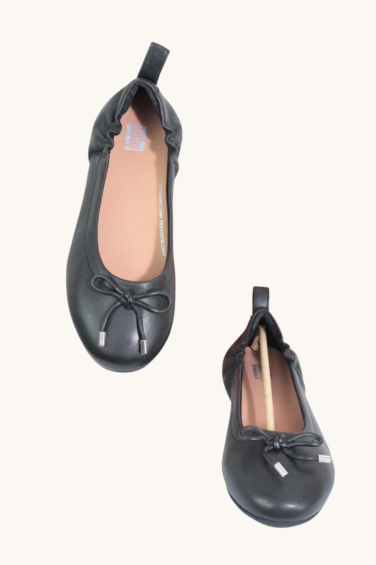 Ballerines Frippindealz FitFlop noires en cuir souple avec nœud décoratif et technologie Dynamicush pour un confort optimal