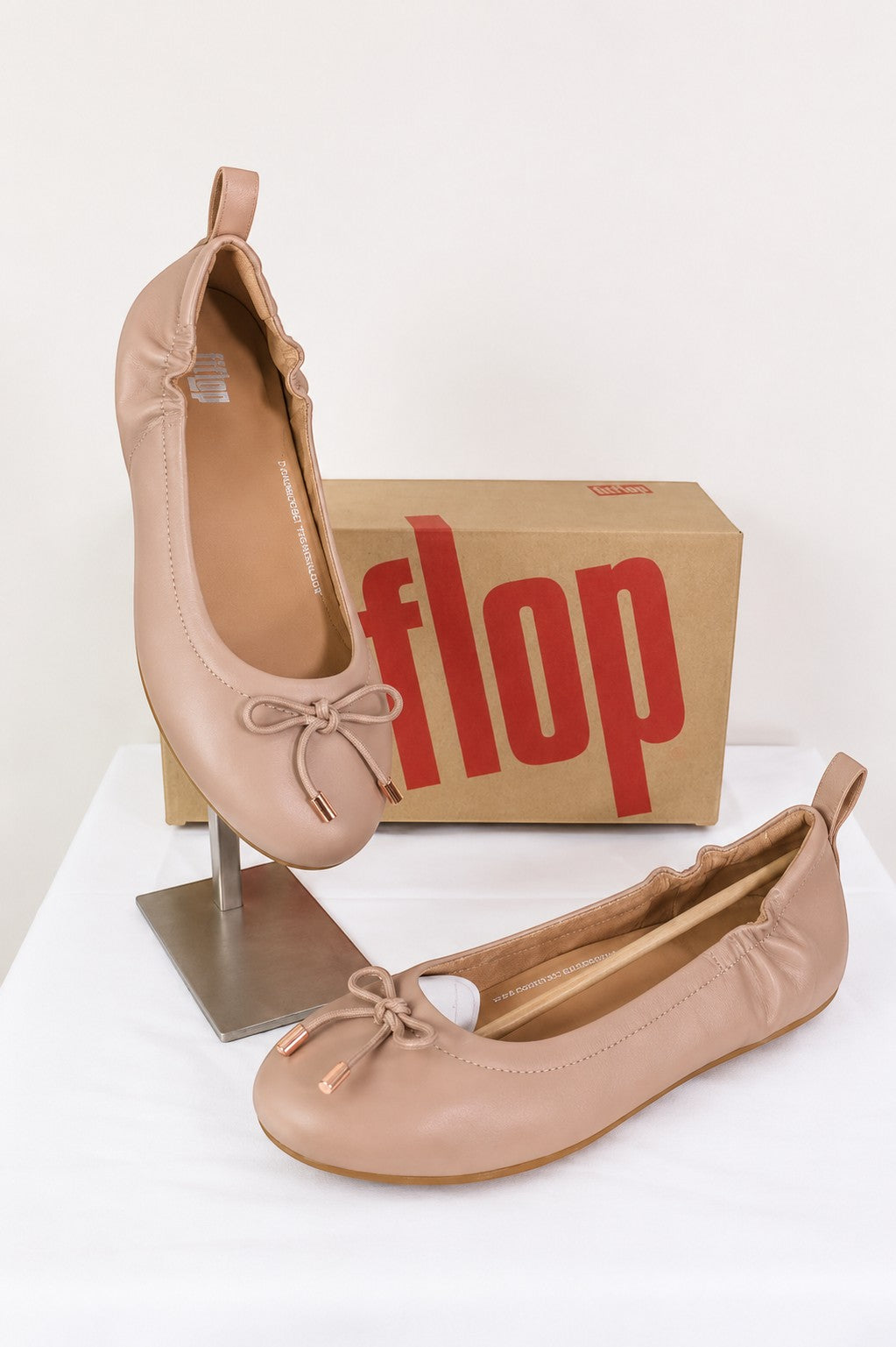 Ballerines Frippindealz FitFlop en cuir souple rose nude avec nœud décoratif et technologie Dynamicush, boîte incluse