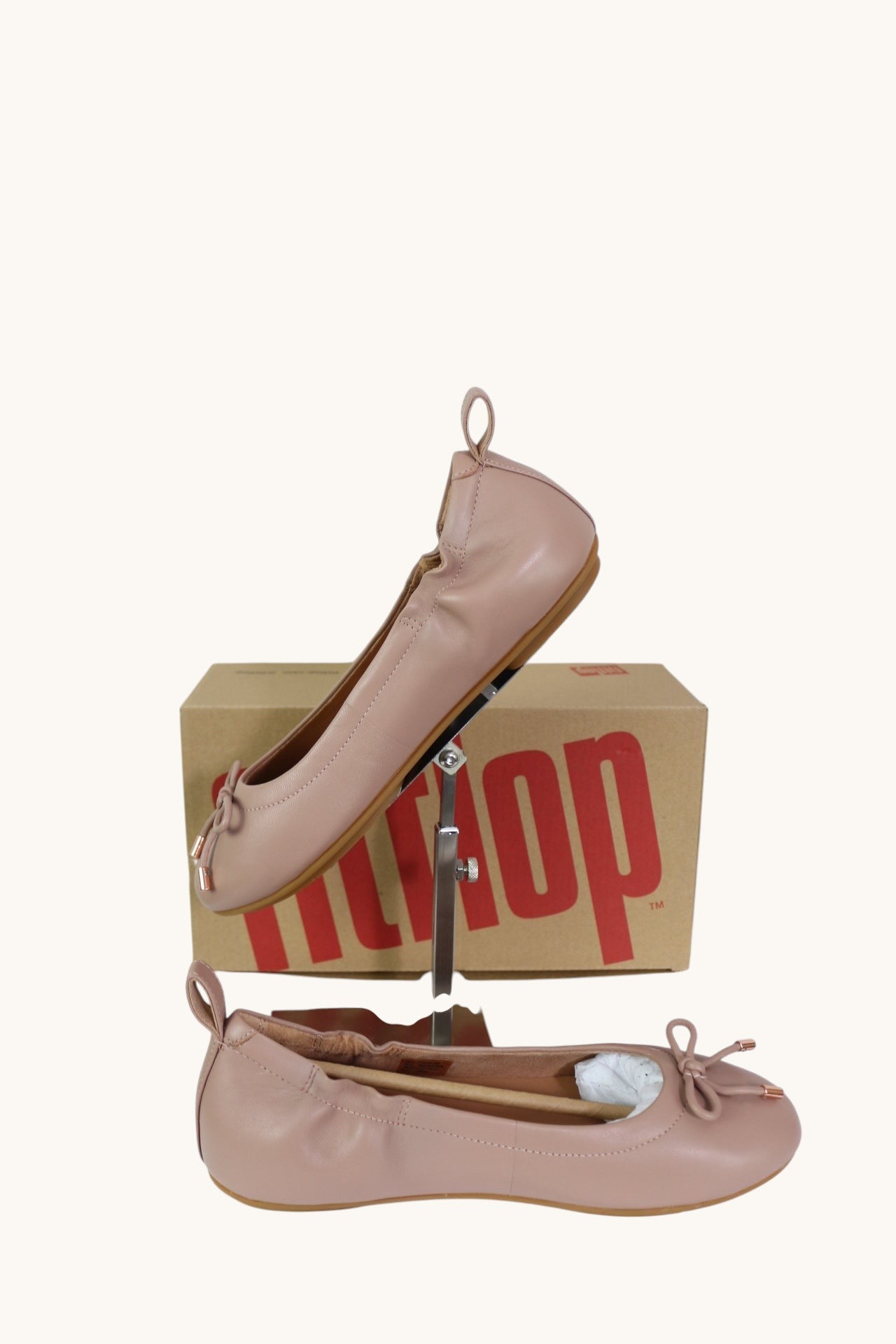 Ballerines Frippindealz FitFlop en cuir rose nude avec nœud décoratif, embouts métallisés et technologie Dynamicush