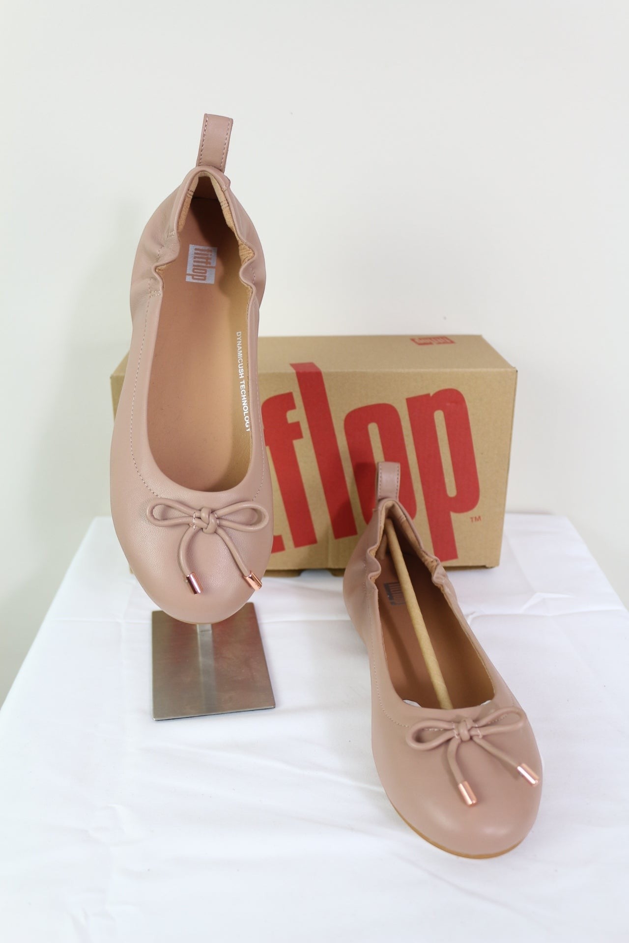 Ballerines Frippindealz FitFlop en cuir rose nude avec nœud décoratif et technologie Dynamicush, boîte incluse