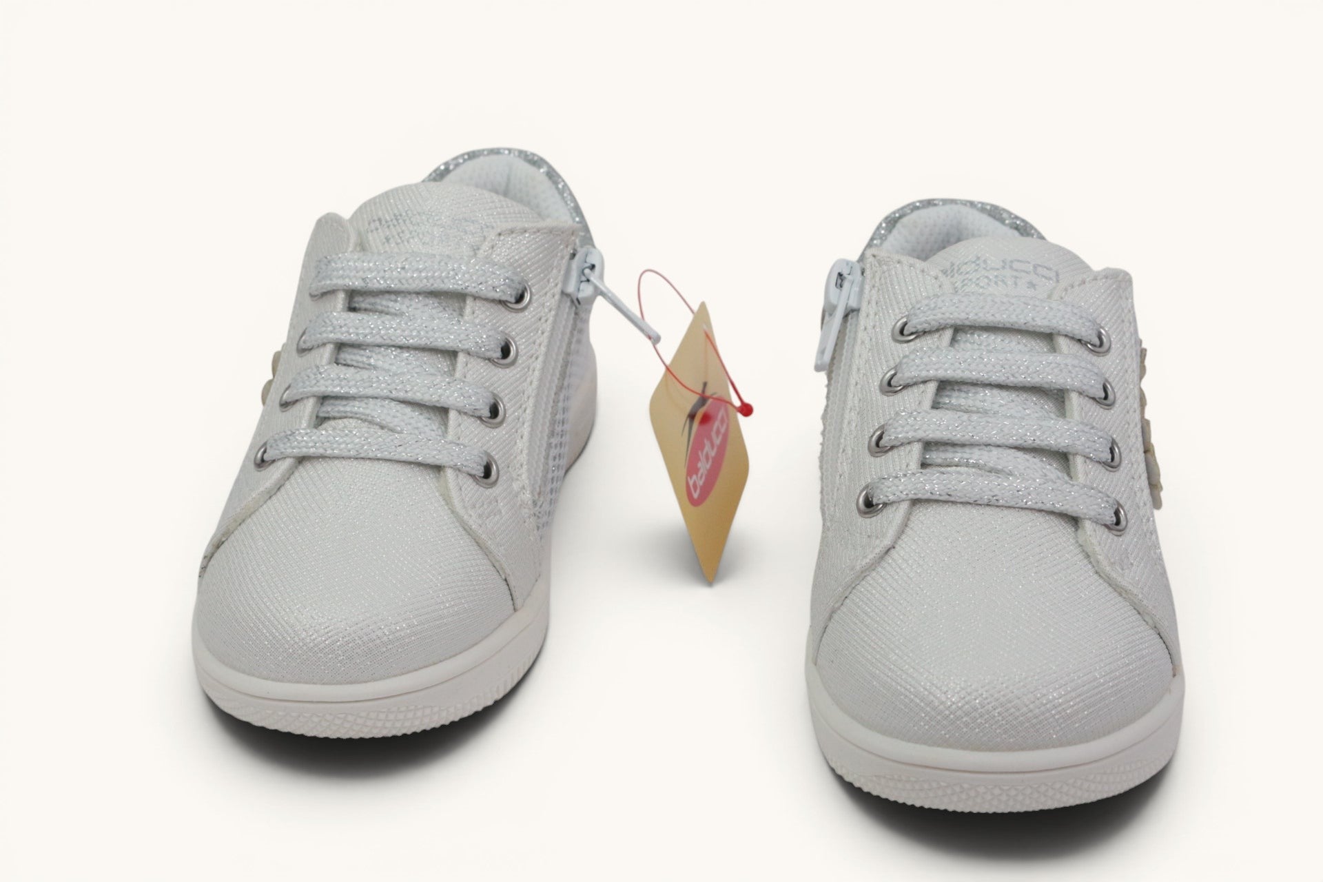 Frippindealz Baskets Balducci argentées en cuir synthétique avec fermeture éclair et lacets scintillants pour filles.