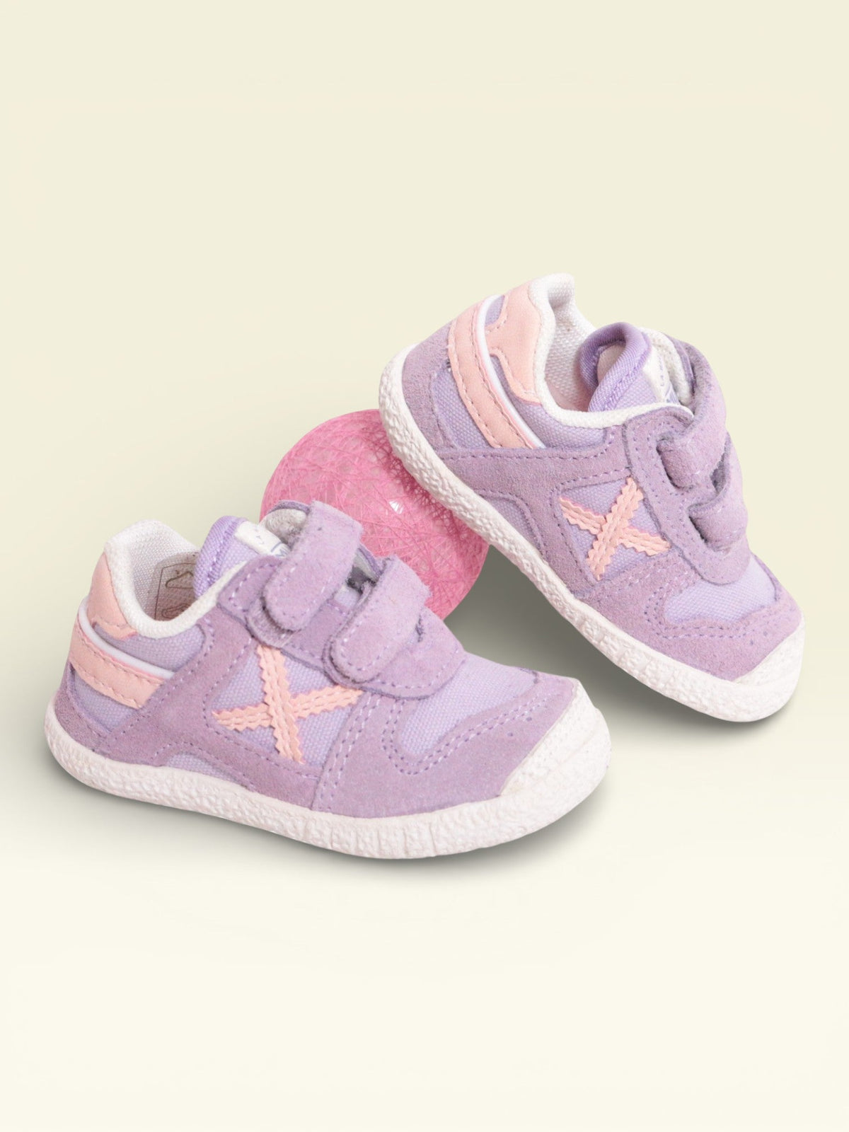 Baskets bébé Frippindealz Munich Baby Goal en cuir violet avec détails rose pâle et fermeture à scratch