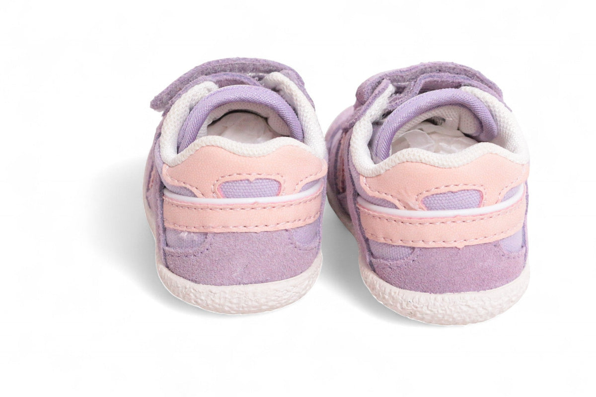 Vue arrière des baskets bébé Munich en cuir violet et rose avec fermeture scratch, par Frippindealz