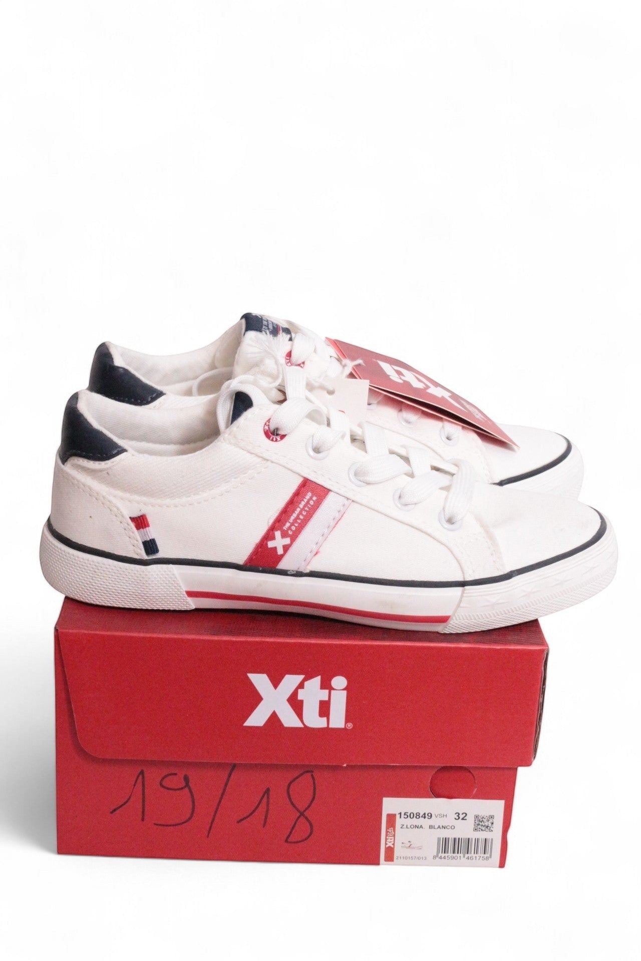 Frippindealz Baskets blanches en textile pour enfants XTI avec détails rouges, lacets et semelles robustes.