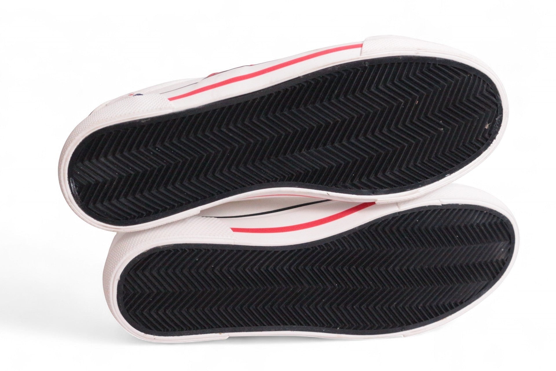 Frippindealz Baskets blanches pour enfants en textile avec semelles noires et détails rouges. Neuves.