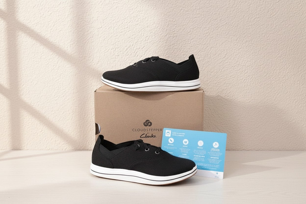 Baskets Frippindealz Clarks Cloudsteppers Brinkley Ave en textile noir avec lacets élastiques et semelle blanche