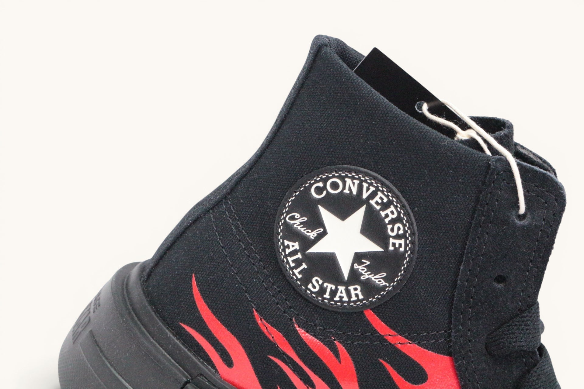Baskets montantes Converse Frippindealz noires avec motif de flammes rouges et logo Chuck Taylor sur le côté
