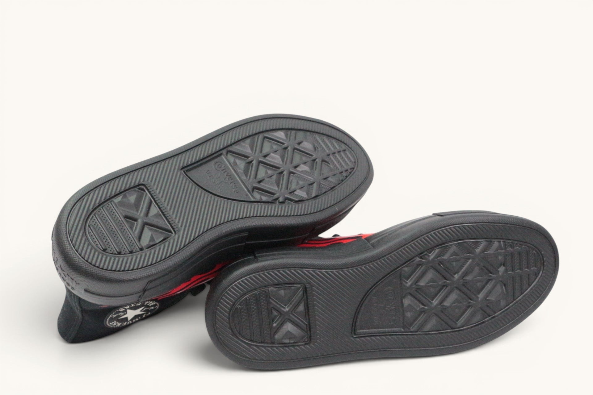 Baskets montantes Converse Frippindealz noires et rouges avec motif flammes et semelles en caoutchouc noir