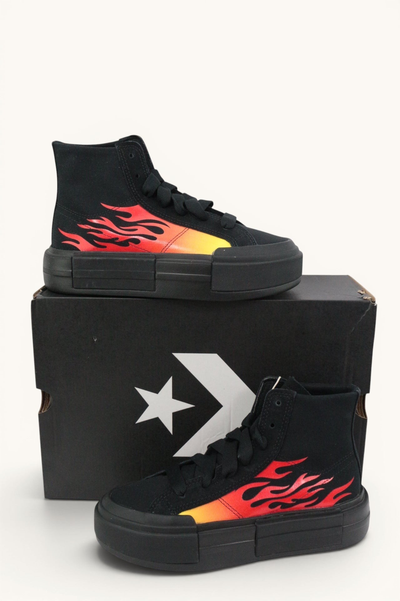 Baskets montantes Converse Frippindealz noires avec motif de flammes rouges et jaunes sur semelle plateforme épaisse