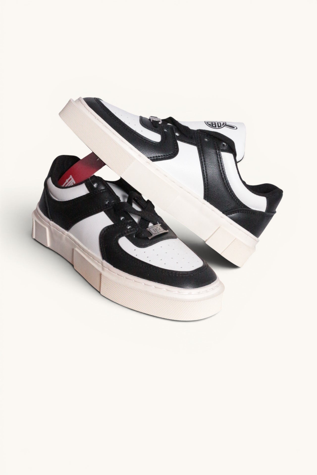 Frippindealz Baskets unisexe en cuir synthétique noir et blanc, neuves, style basket-ball.