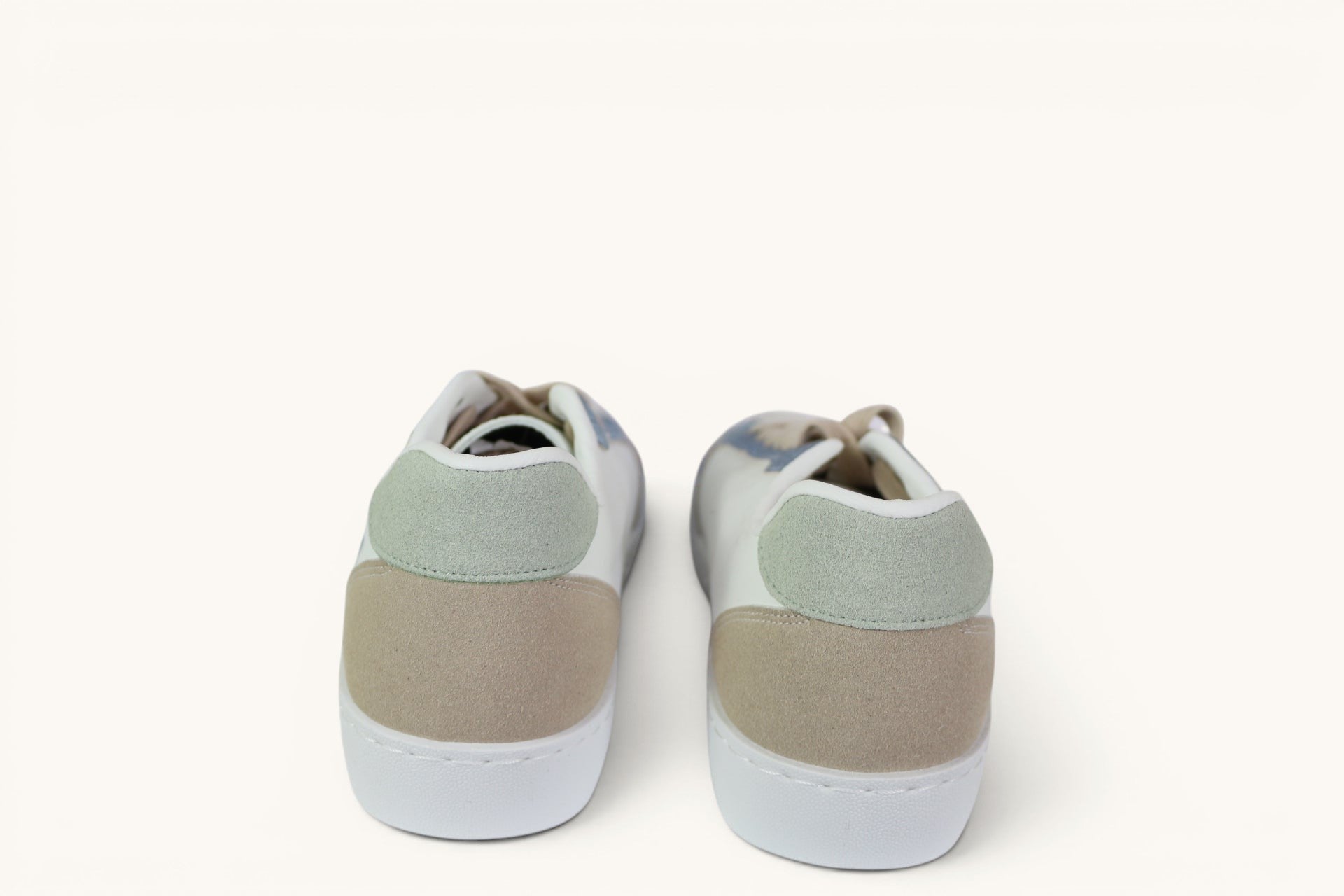 Baskets femme Frippindealz blanches avec empiècements beige et vert sauge, vue arrière sur semelle épaisse