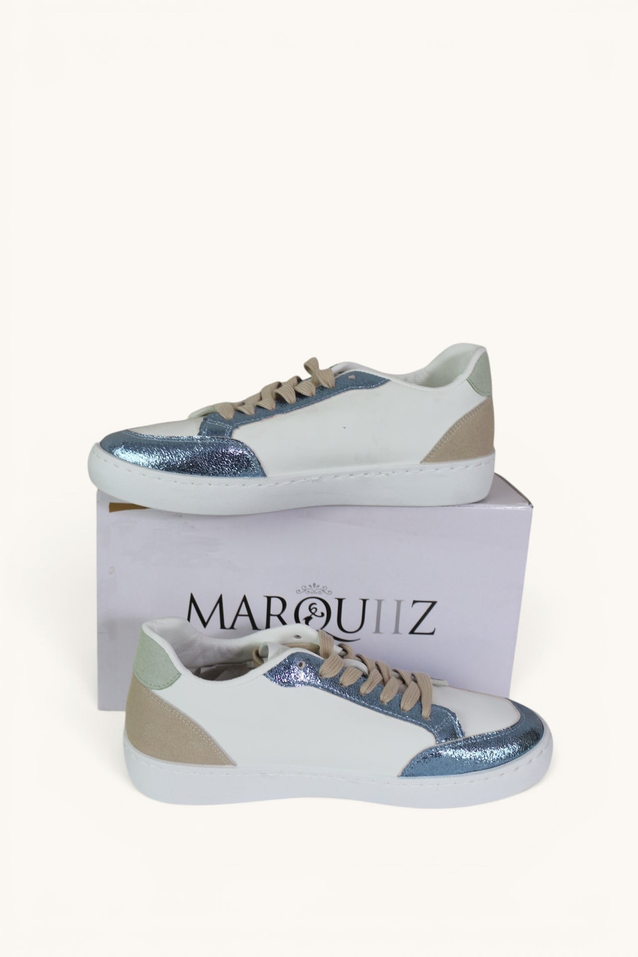 Baskets femme Frippindealz Marquiz blanches avec étoile pailletée multicolore et empiècements métallisés bleu argenté