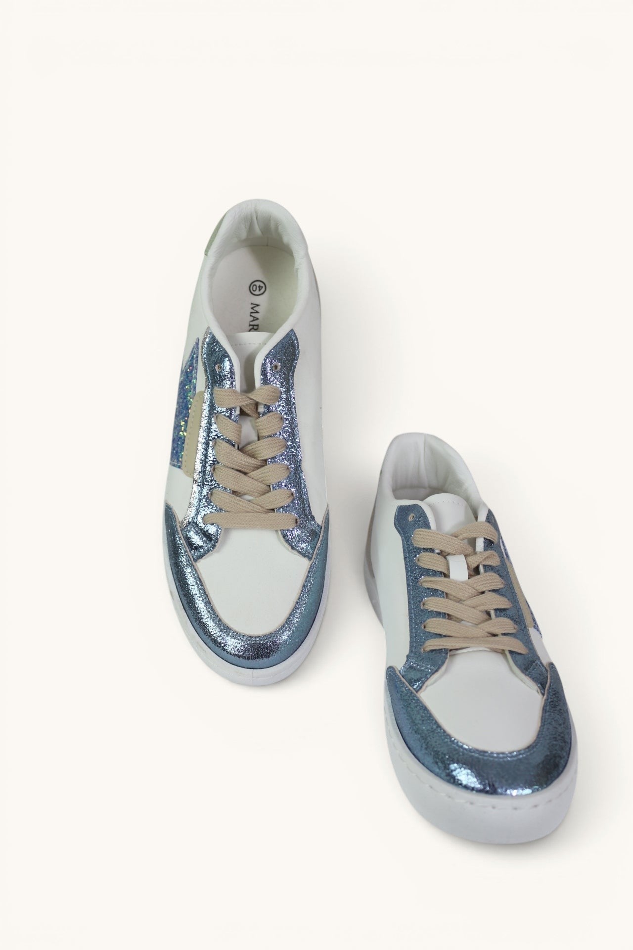 Baskets femme Frippindealz Marquiz blanches avec étoile pailletée multicolore et empiècements métallisés bleu argenté