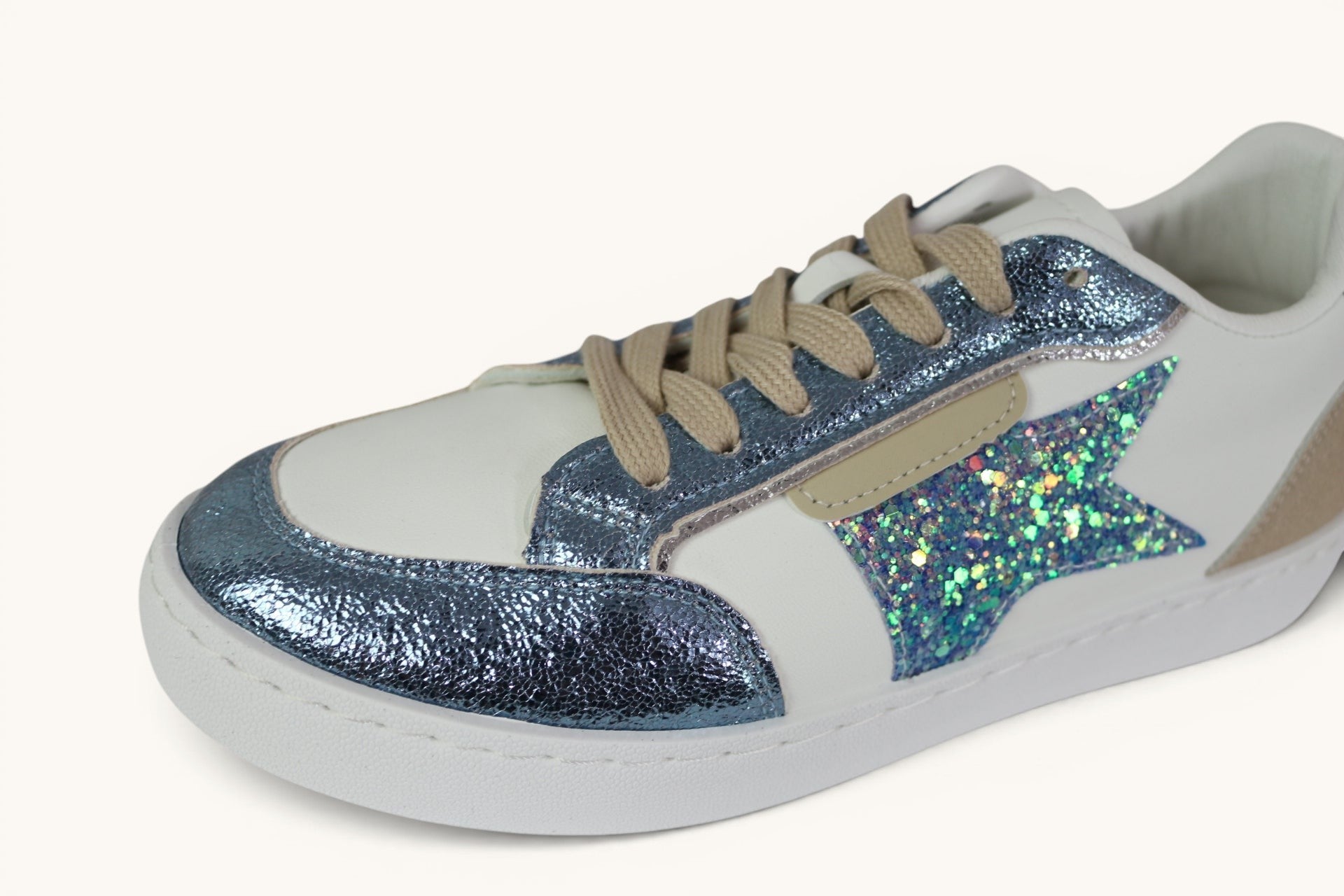 Baskets femme Frippindealz blanches avec étoile pailletée multicolore et empiècements métallisés bleu argenté
