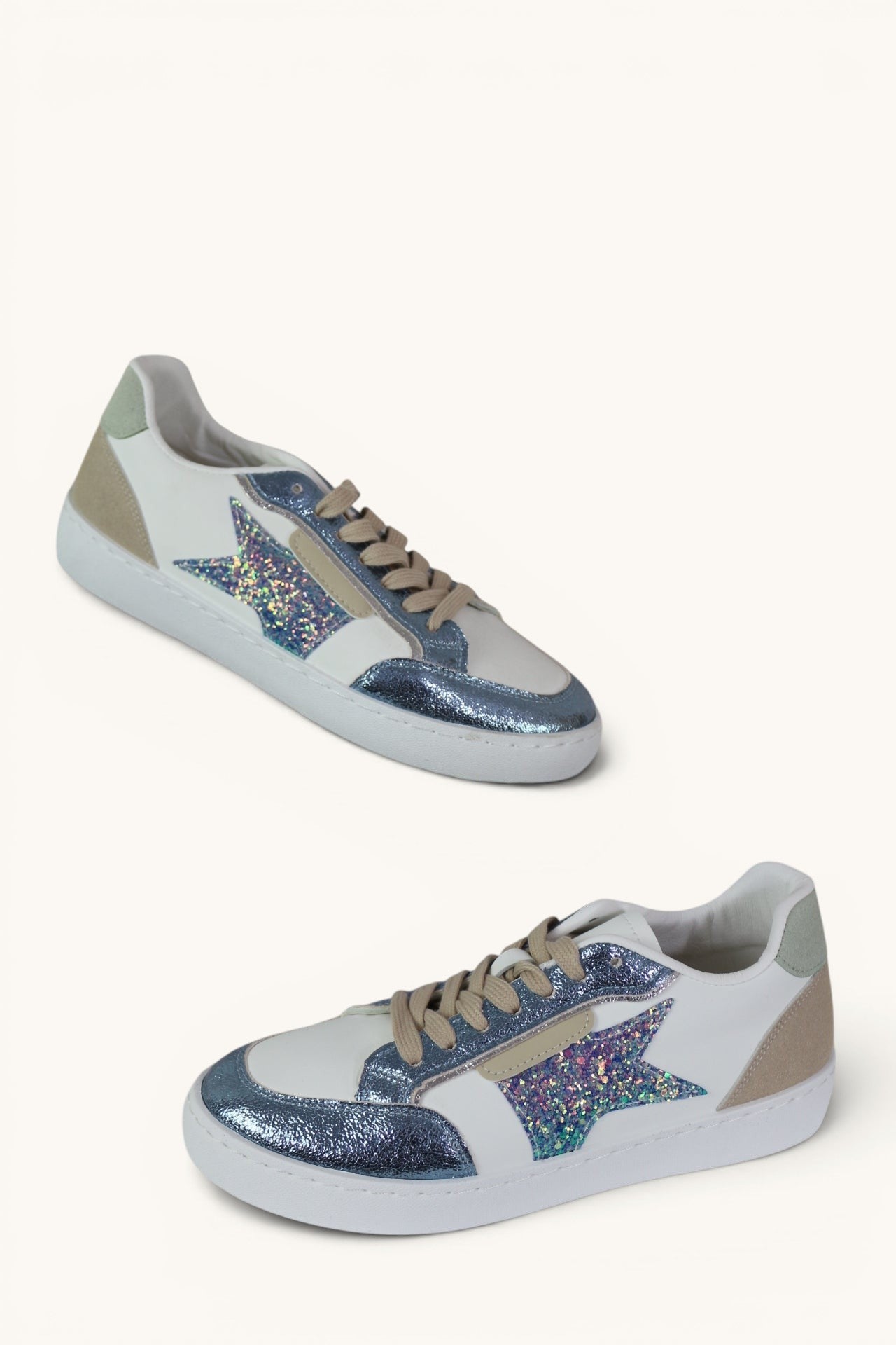 Baskets femme Frippindealz blanches avec étoile pailletée multicolore et empiècements métallisés bleu argenté