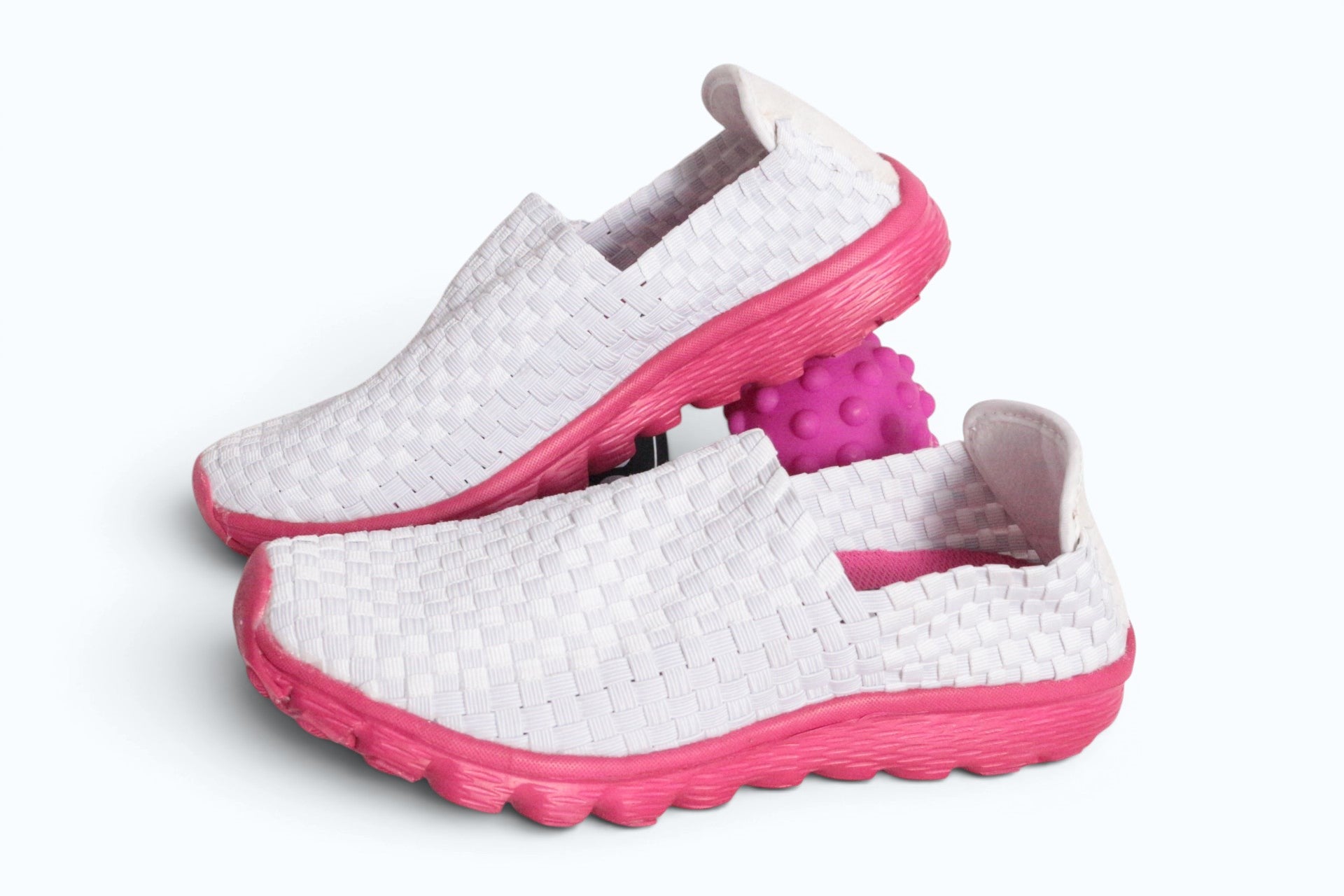 Baskets femme Frippindealz Rock Spring en textile tressé blanc avec semelle souple rose vif