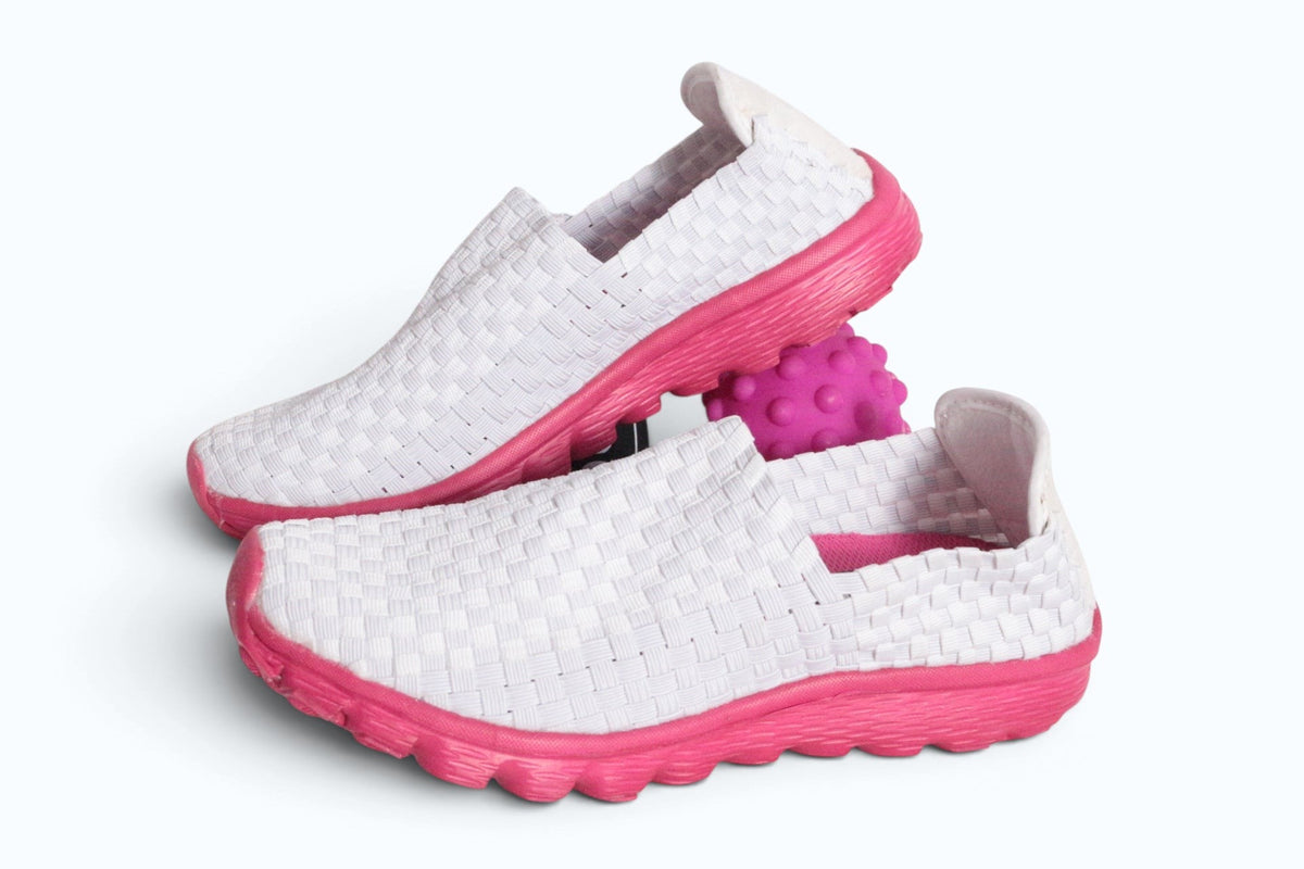 Baskets femme Frippindealz Rock Spring en textile tressé blanc avec semelle souple rose vif