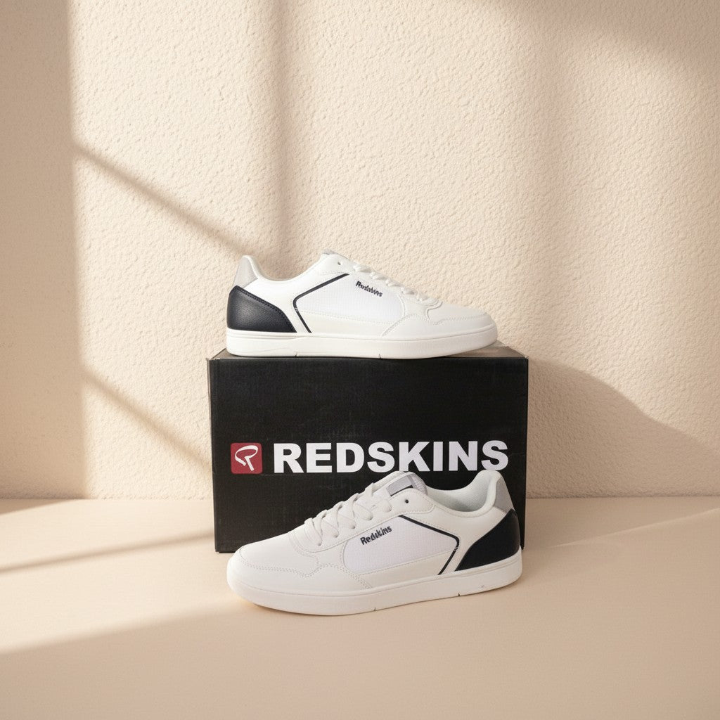 Baskets homme Frippindealz Redskins blanches avec détails marine et logo latéral sur boîte de chaussures
