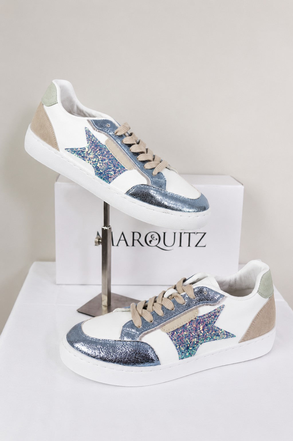 Baskets femme Frippindealz Marquiz blanches avec étoile pailletée multicolore et empiècements métallisés bleu argenté