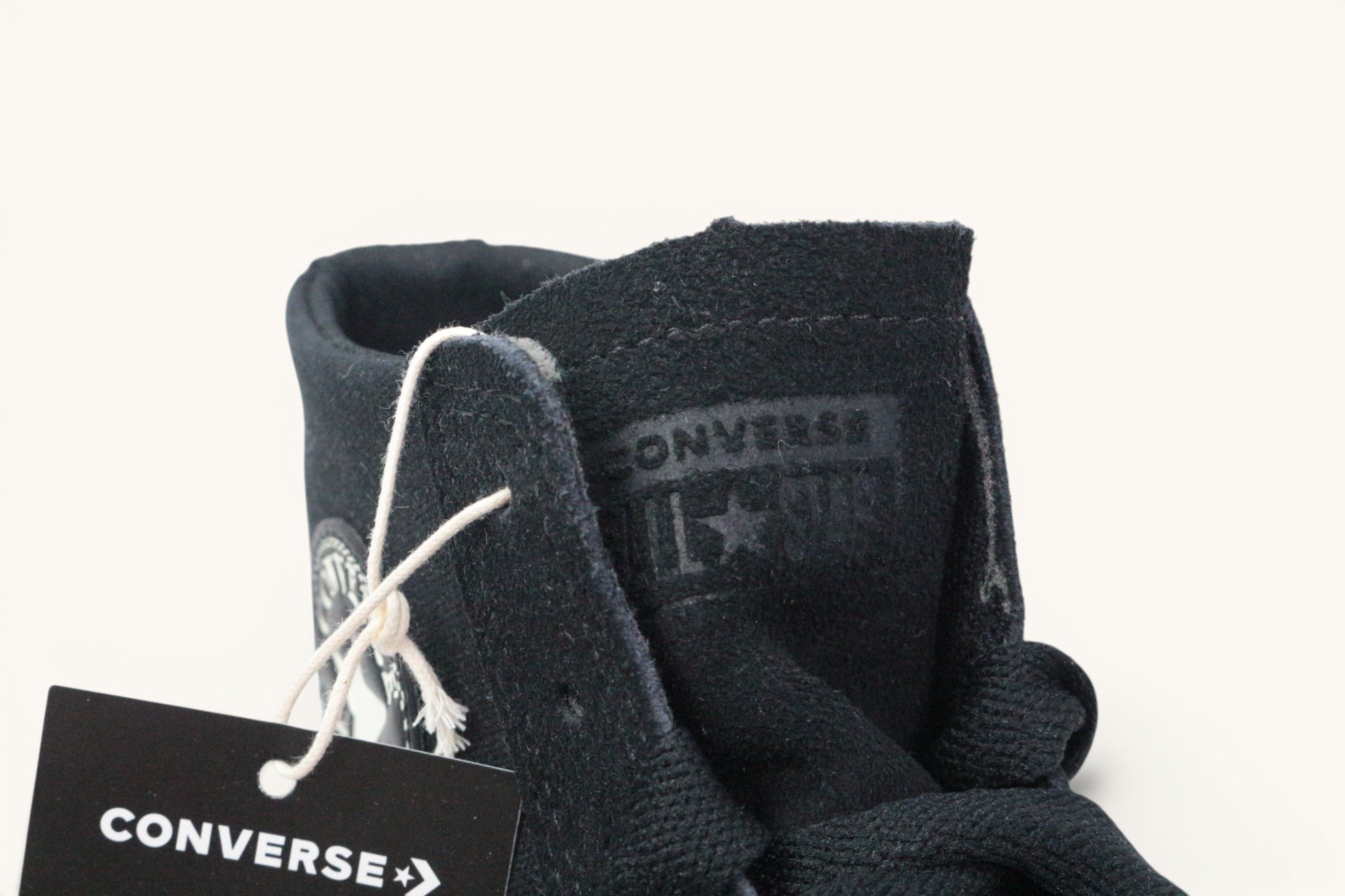 Baskets montantes Converse Frippindealz en daim noir avec logo embossé sur la languette et étiquette de marque