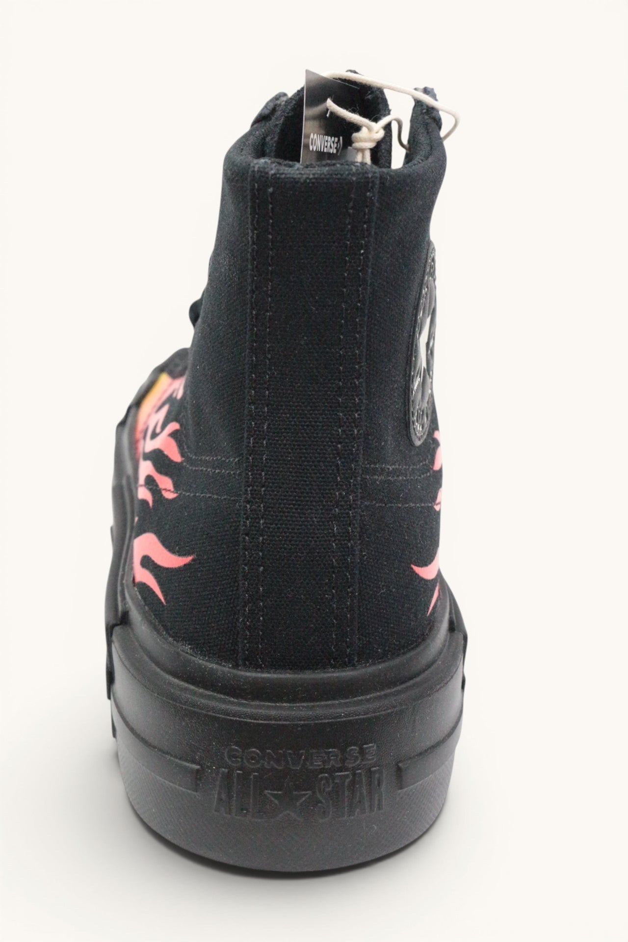Baskets montantes Converse Frippindealz en toile noire avec motif flammes rouges et semelle plateforme noire