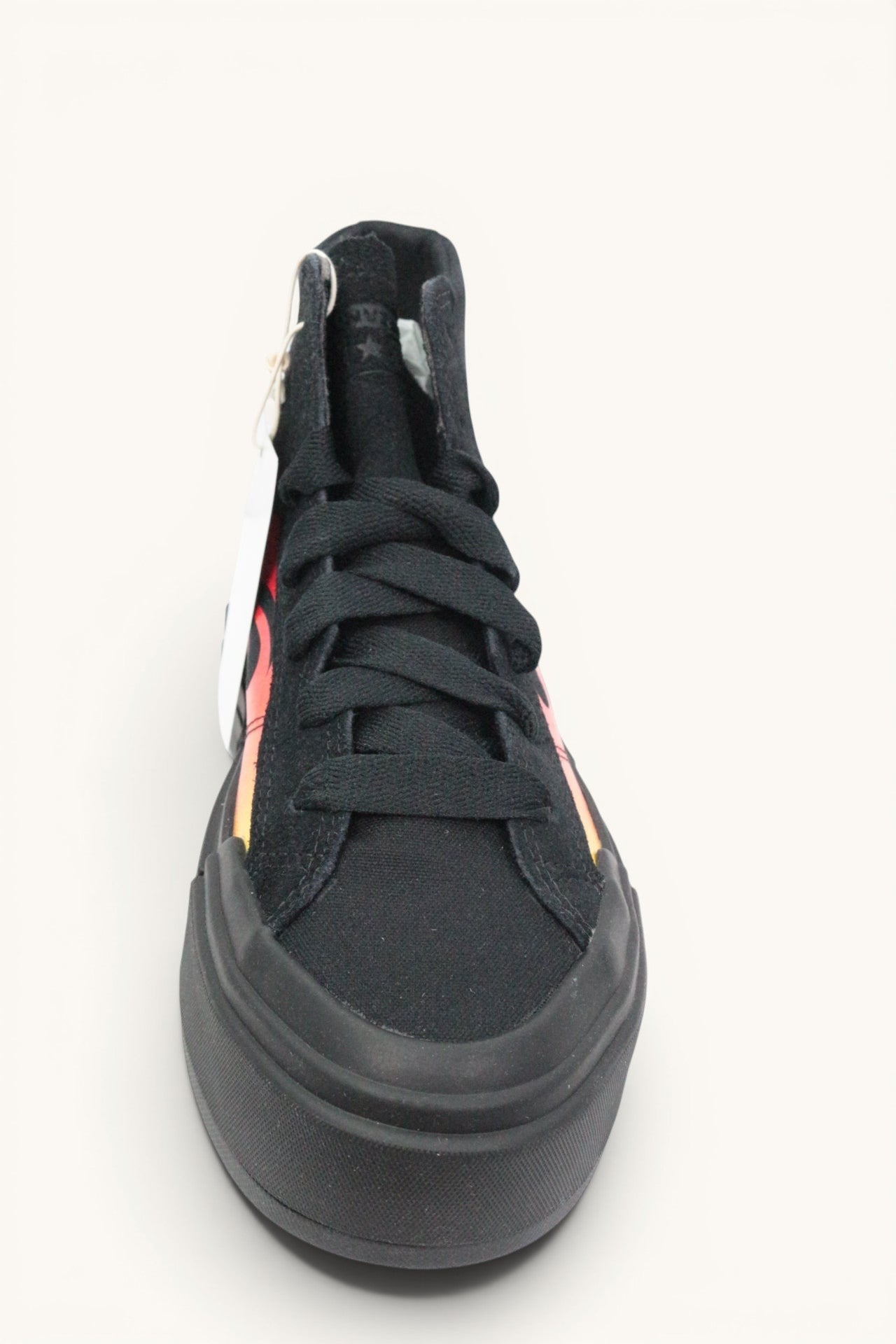 Baskets montantes Converse Frippindealz noires avec motif flammes rouges et orange, lacets noirs et semelle épaisse.