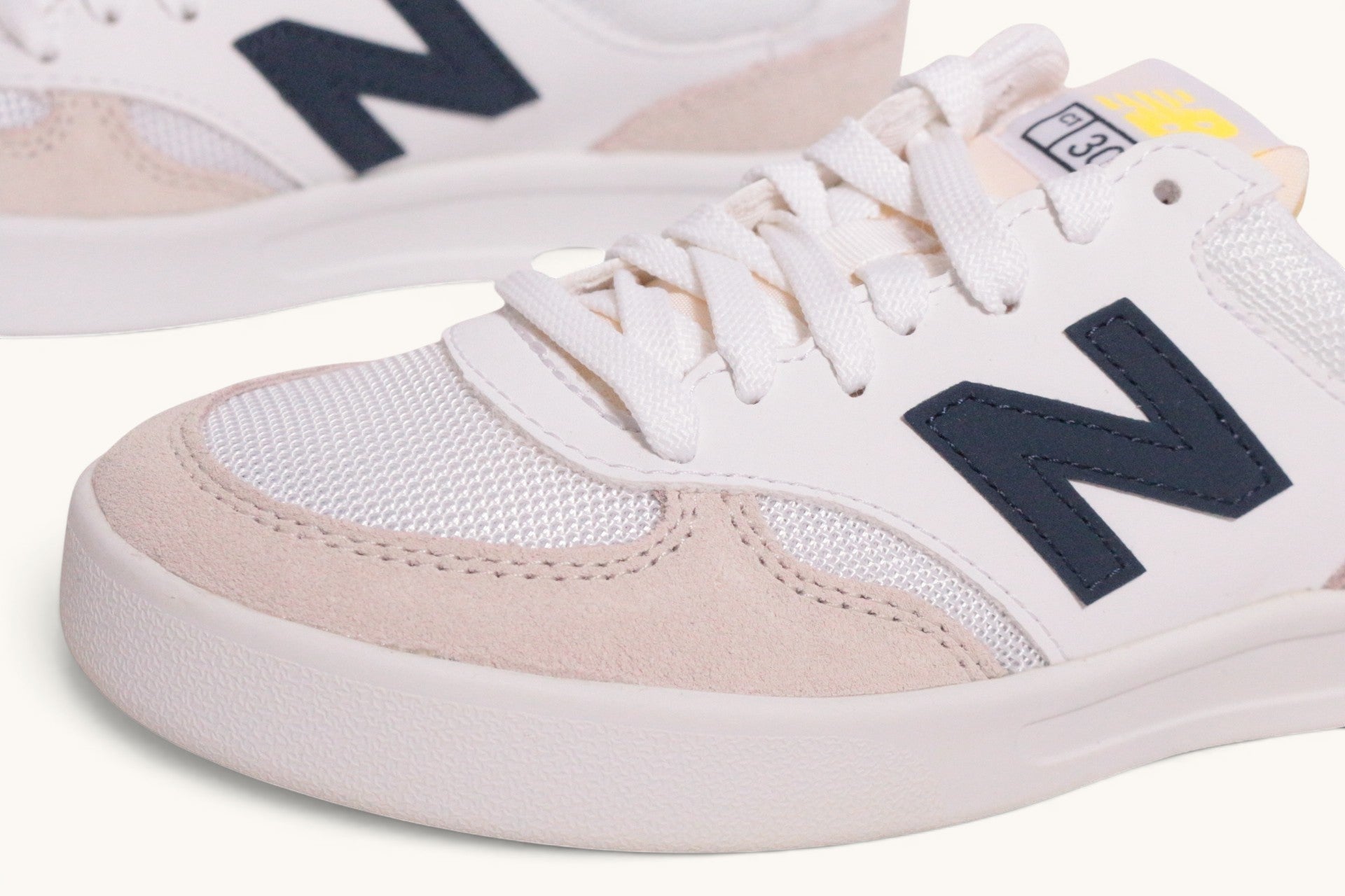 Baskets New Balance Frippindealz blanches en cuir et mesh avec logo bleu marine et détails en daim beige