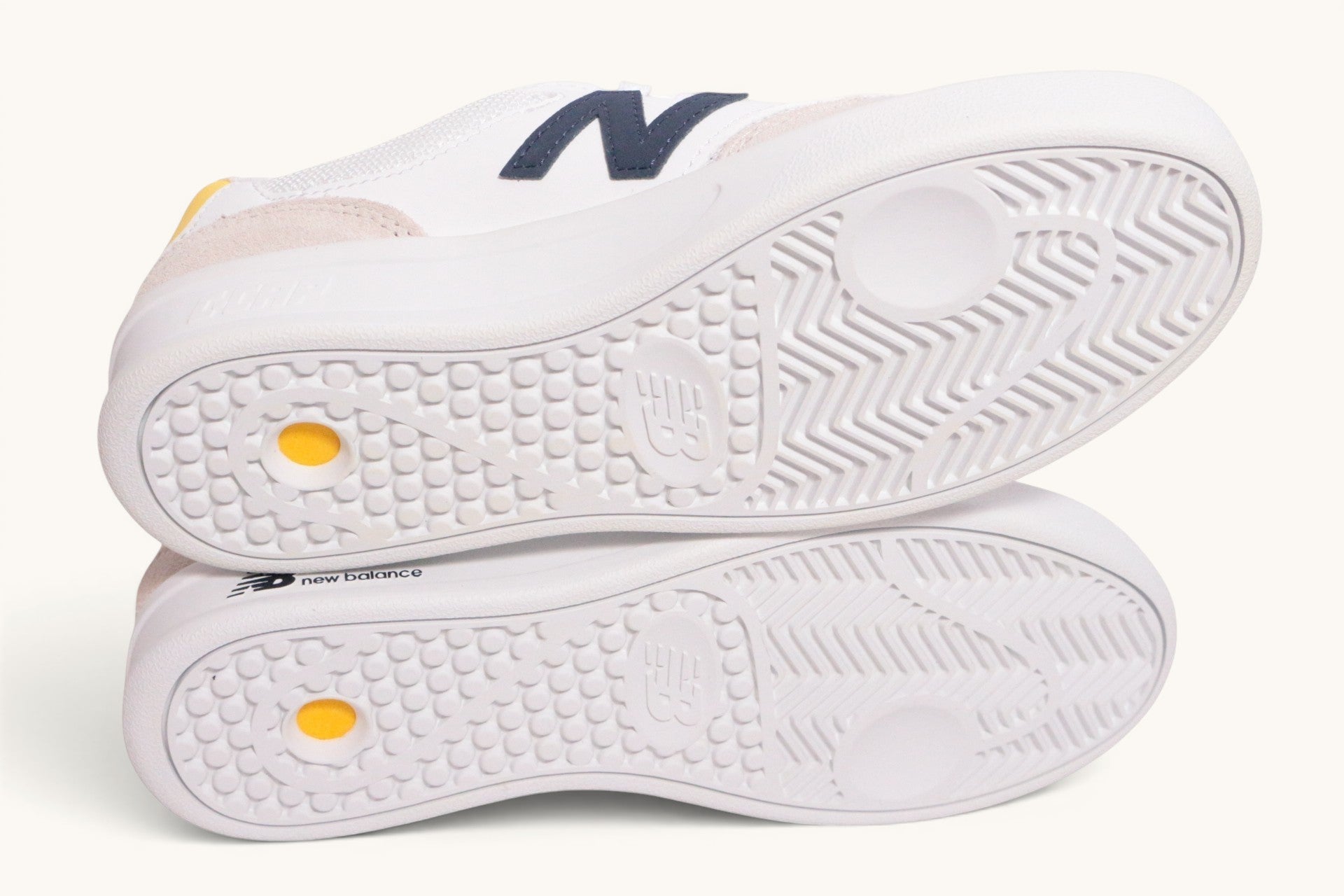 Baskets New Balance Frippindealz en cuir blanc avec semelle extérieure texturée et logo bleu marine