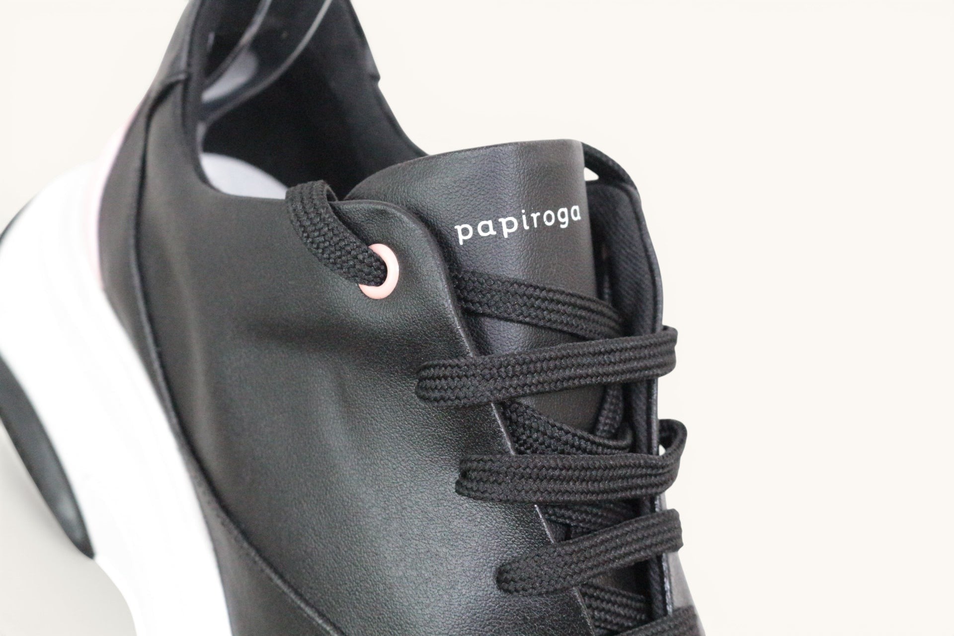 Baskets plateforme Frippindealz Papiroga noires avec détails rose poudré et logo sur la languette